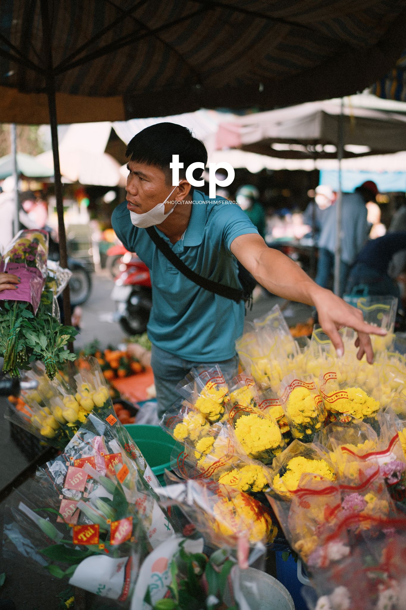 Tám Cuộn Phim - Cành hoa rực rỡ bên mớ ớt cay nồng