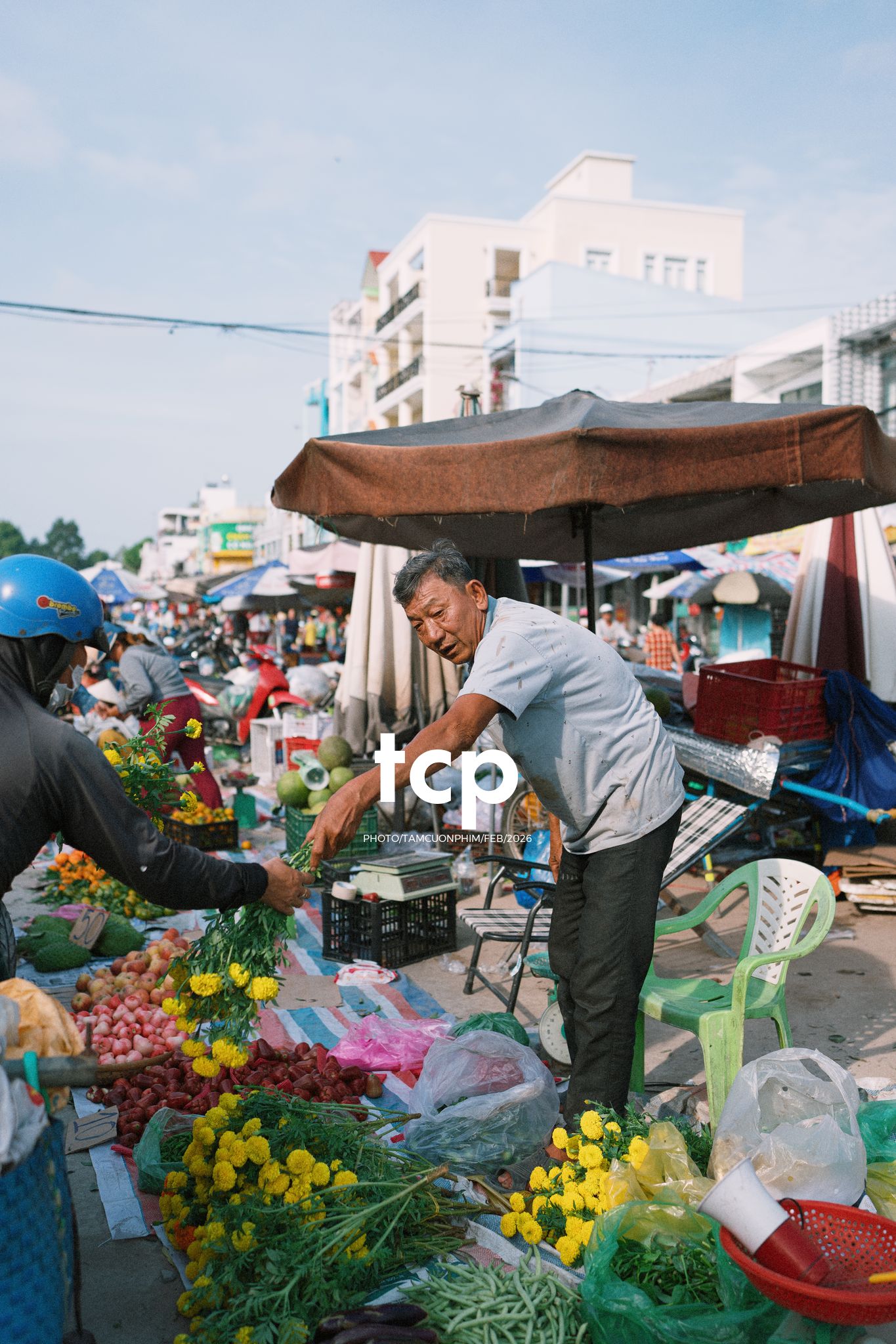 Tám Cuộn Phim - Cành hoa rực rỡ bên mớ ớt cay nồng