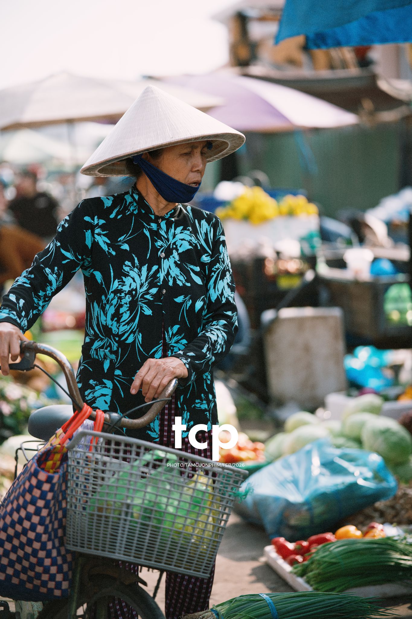 Tám Cuộn Phim - Cành hoa rực rỡ bên mớ ớt cay nồng