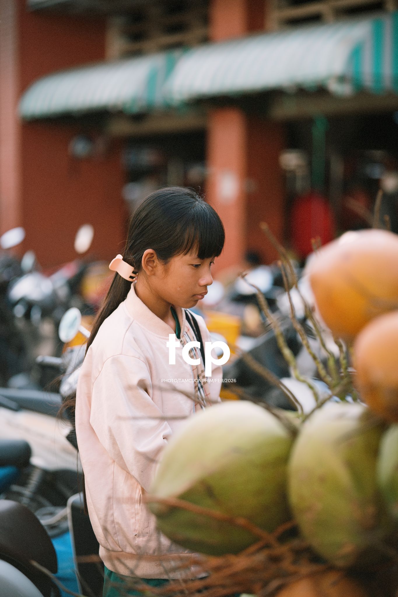 Tám Cuộn Phim - Cành hoa rực rỡ bên mớ ớt cay nồng