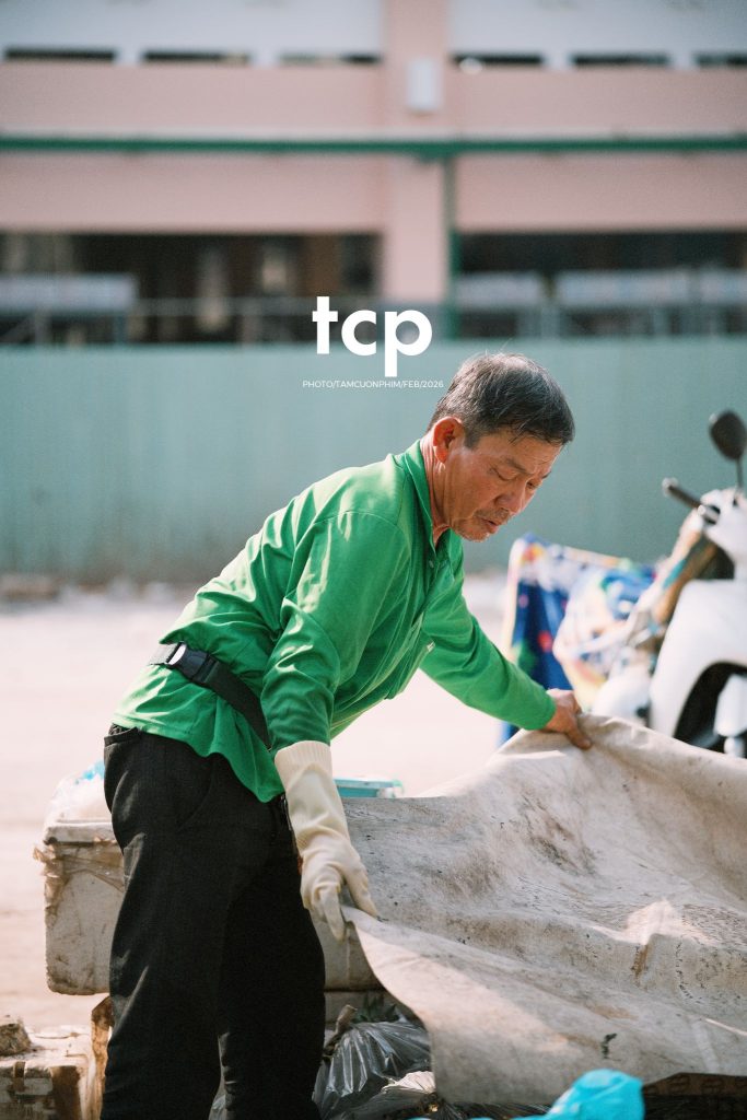 Tám Cuộn Phim - Cành hoa rực rỡ bên mớ ớt cay nồng
