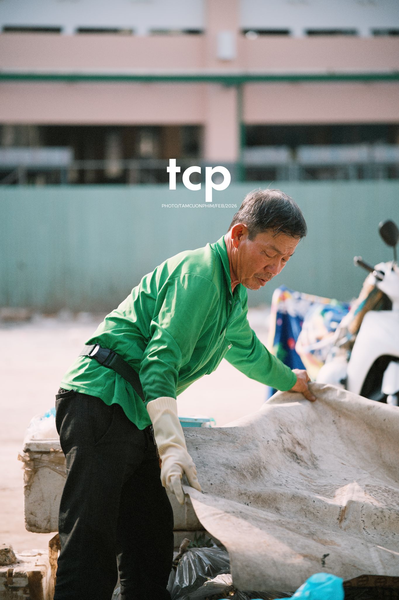 Tám Cuộn Phim - Cành hoa rực rỡ bên mớ ớt cay nồng