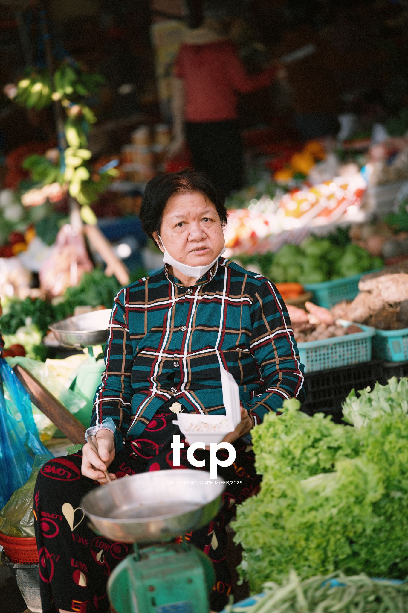 Tám Cuộn Phim - Cành hoa rực rỡ bên mớ ớt cay nồng