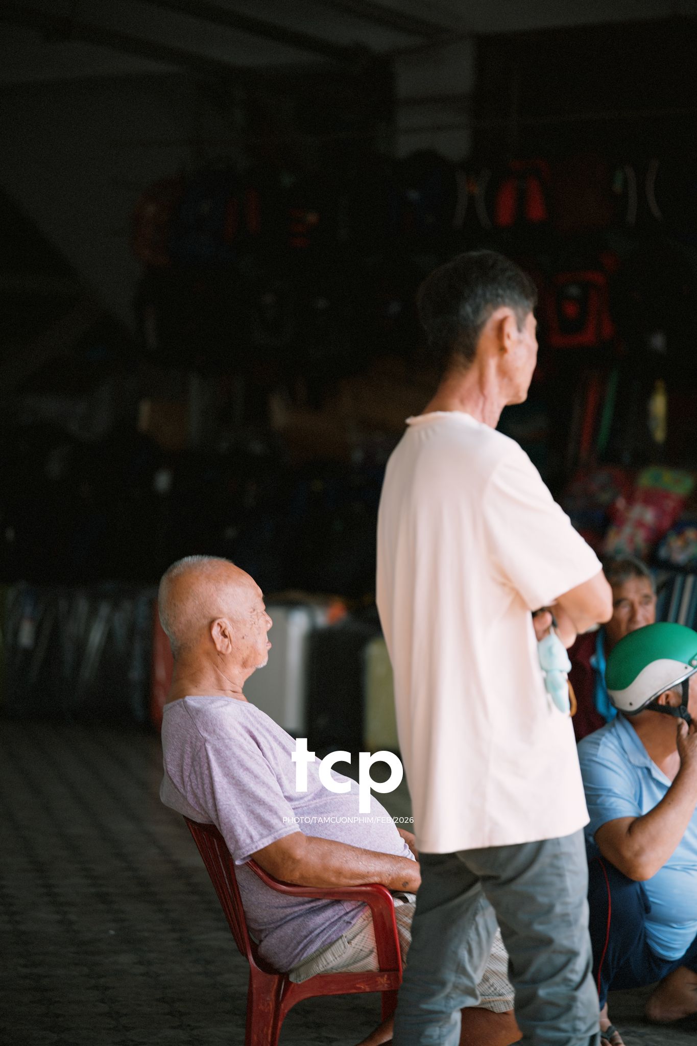 Tám Cuộn Phim - Cành hoa rực rỡ bên mớ ớt cay nồng