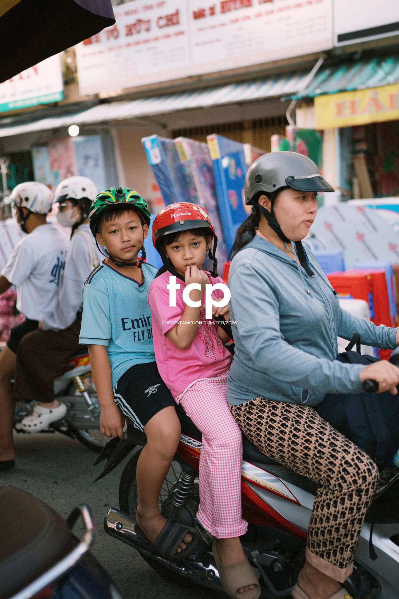 Tám Cuộn Phim - Cành hoa rực rỡ bên mớ ớt cay nồng