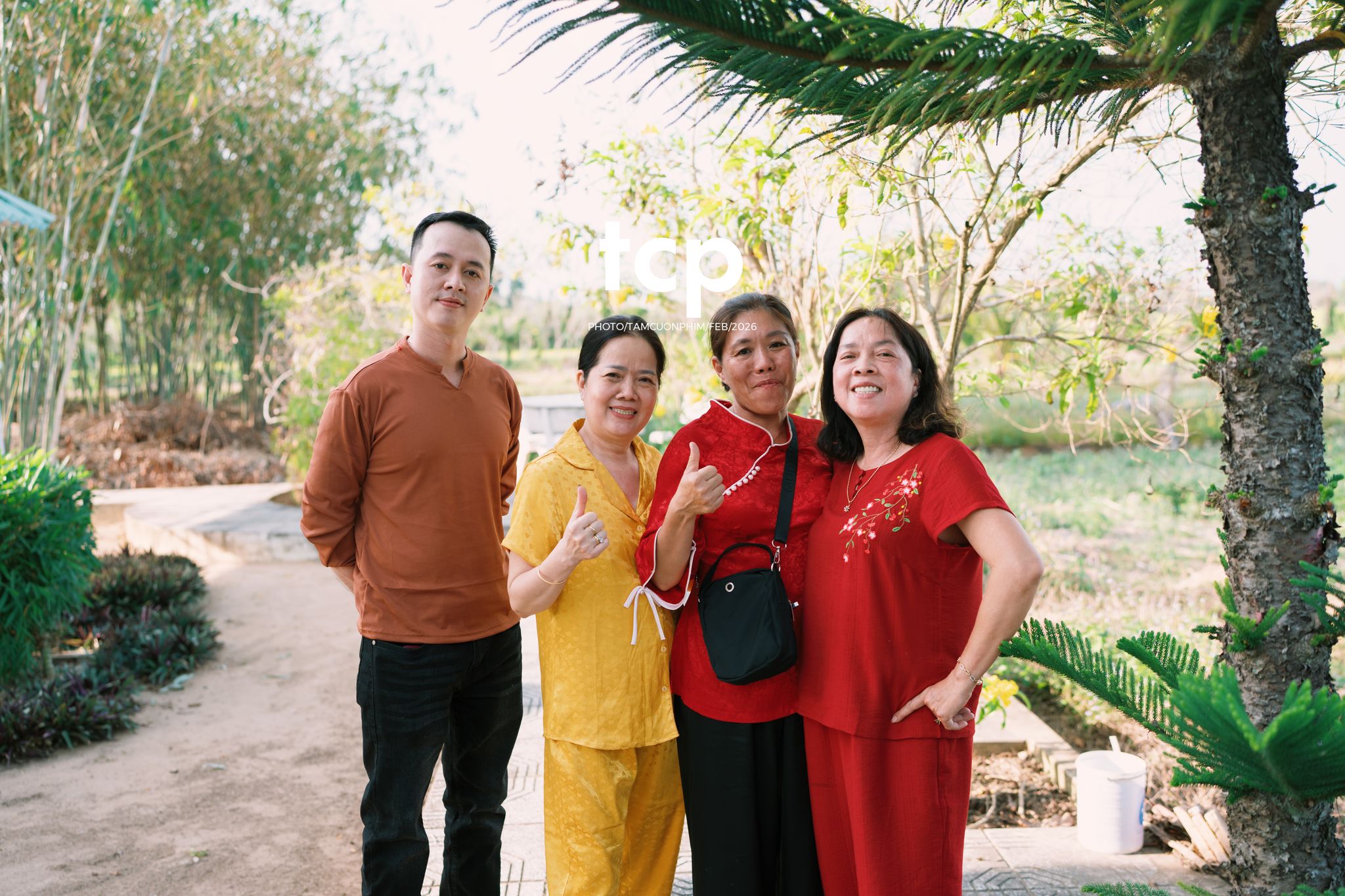 Tám Cuộn Phim - Khi "boss" cũng biết tạo dáng đón xuân về!