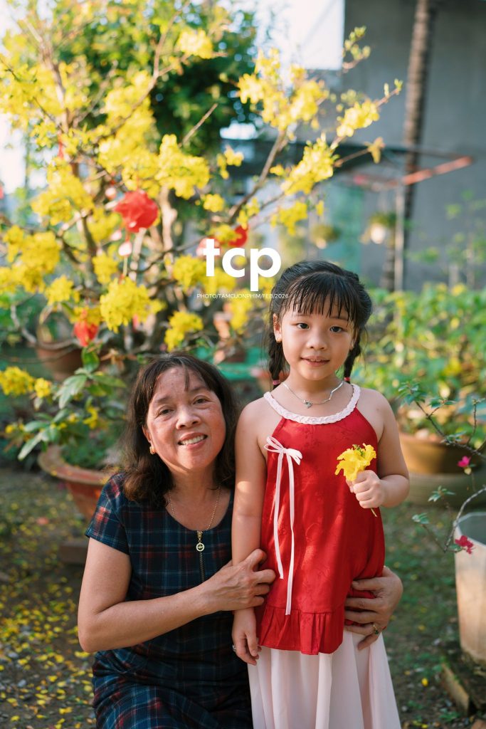 Tám Cuộn Phim - Vừa kịp lúc hoa nở rộ bên hiên nhà