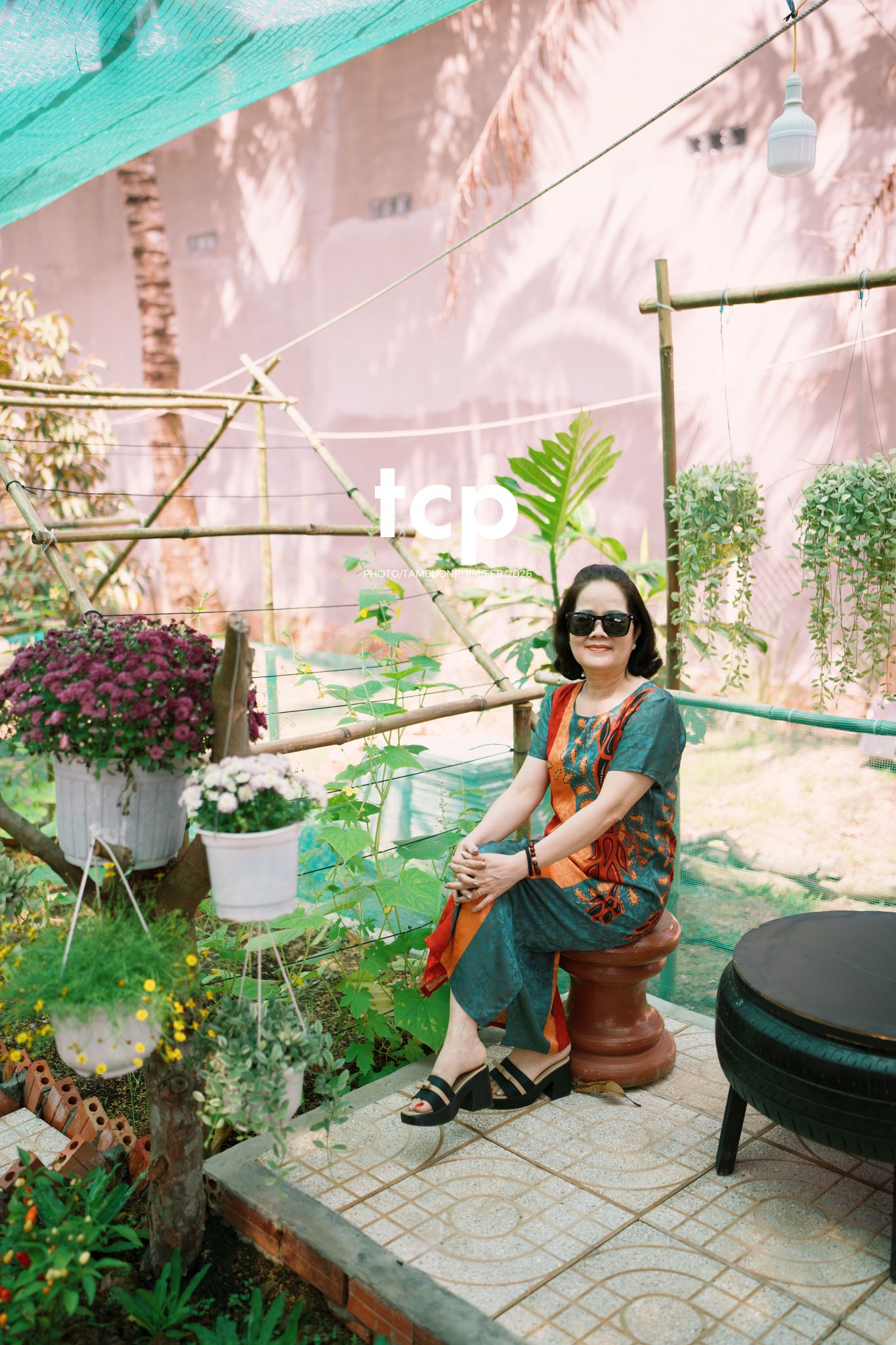 Tám Cuộn Phim - Vừa kịp lúc hoa nở rộ bên hiên nhà