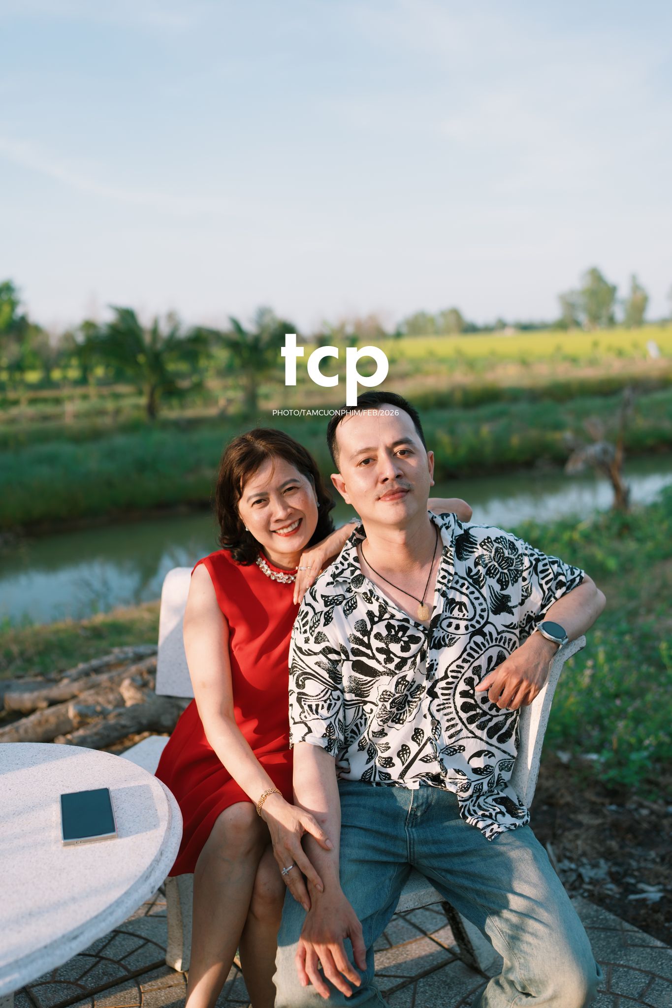 Tám Cuộn Phim - Vừa kịp lúc hoa nở rộ bên hiên nhà