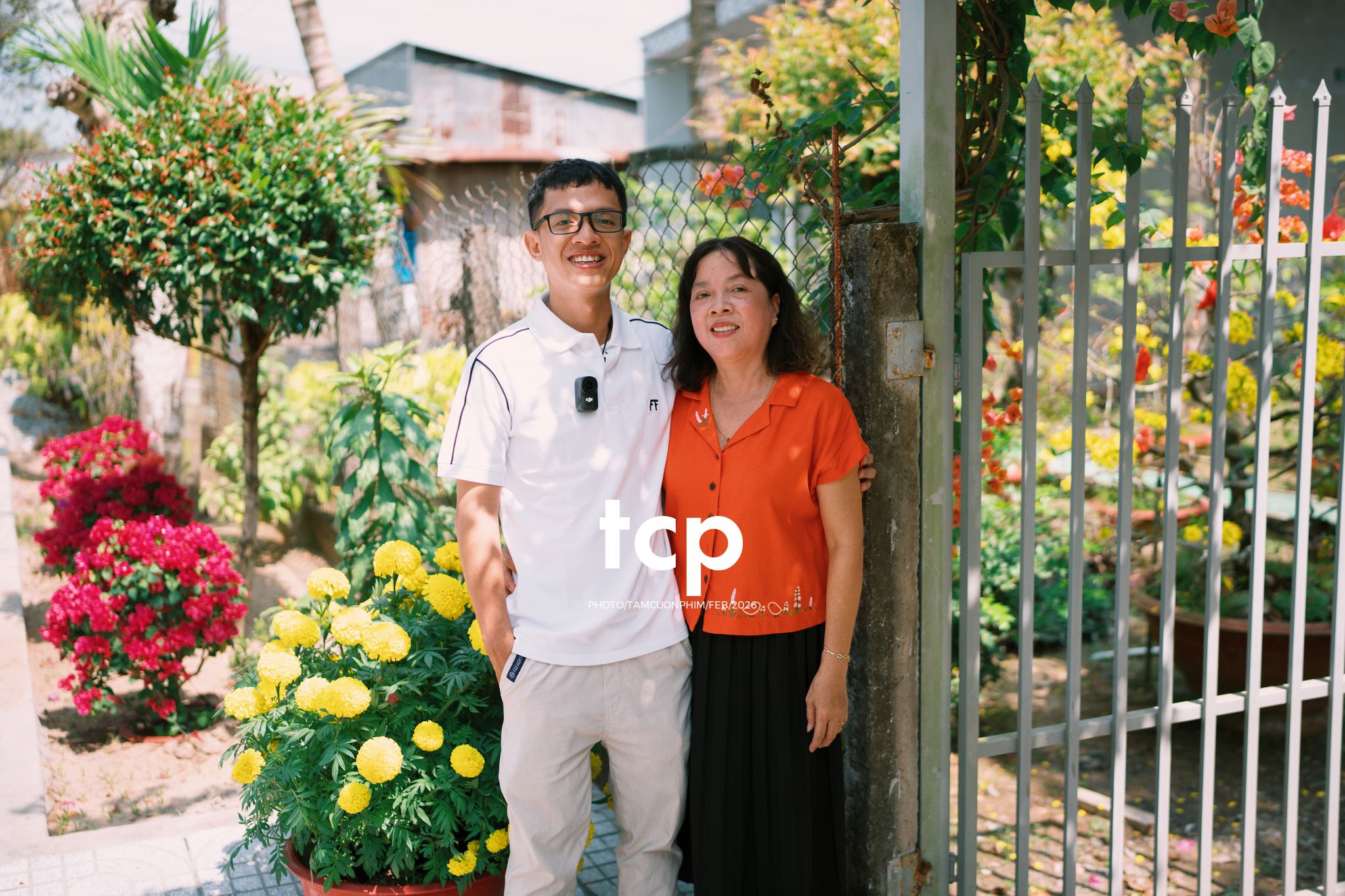 Tám Cuộn Phim - Vừa kịp lúc hoa nở rộ bên hiên nhà