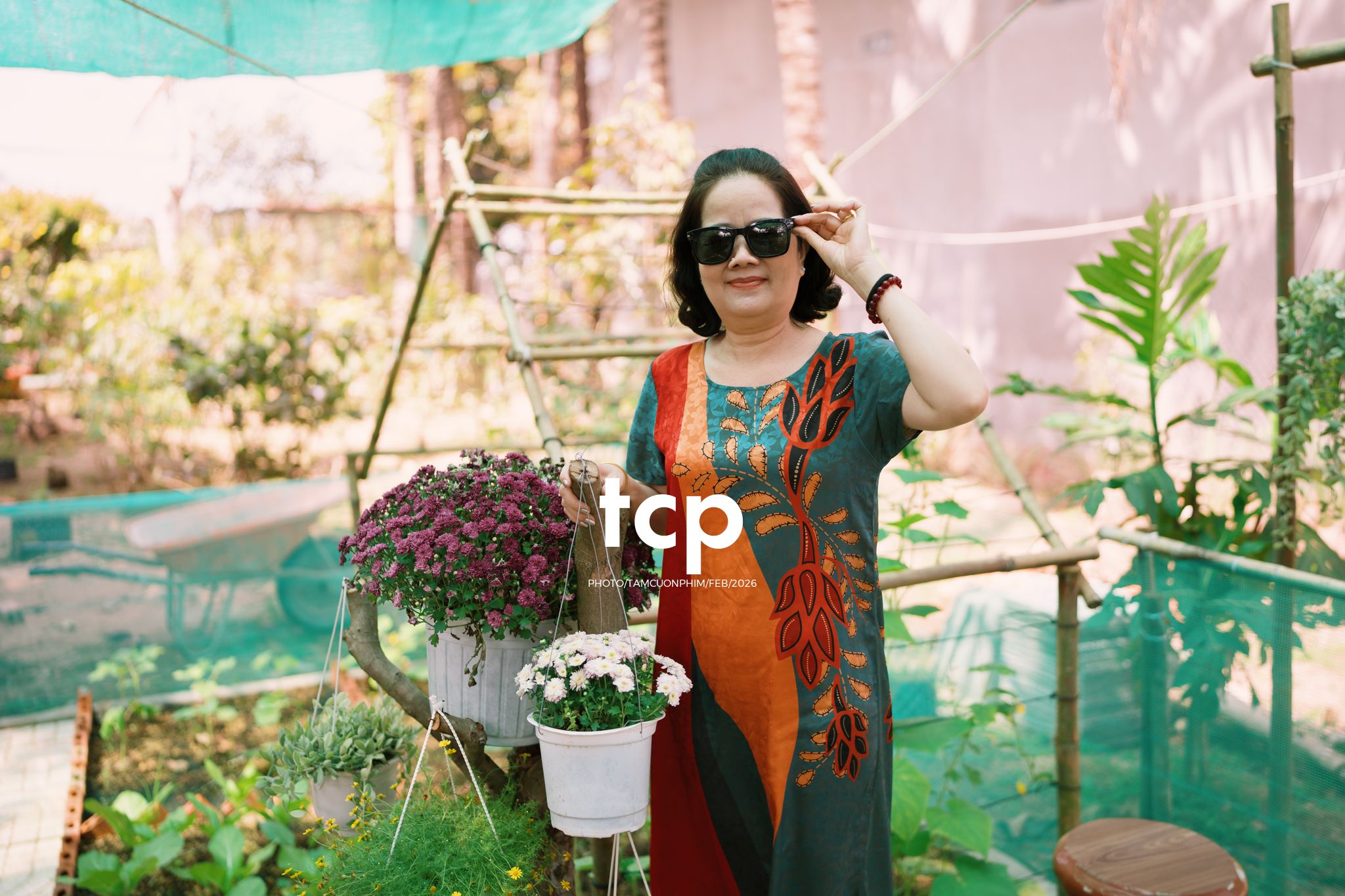 Tám Cuộn Phim - Vừa kịp lúc hoa nở rộ bên hiên nhà