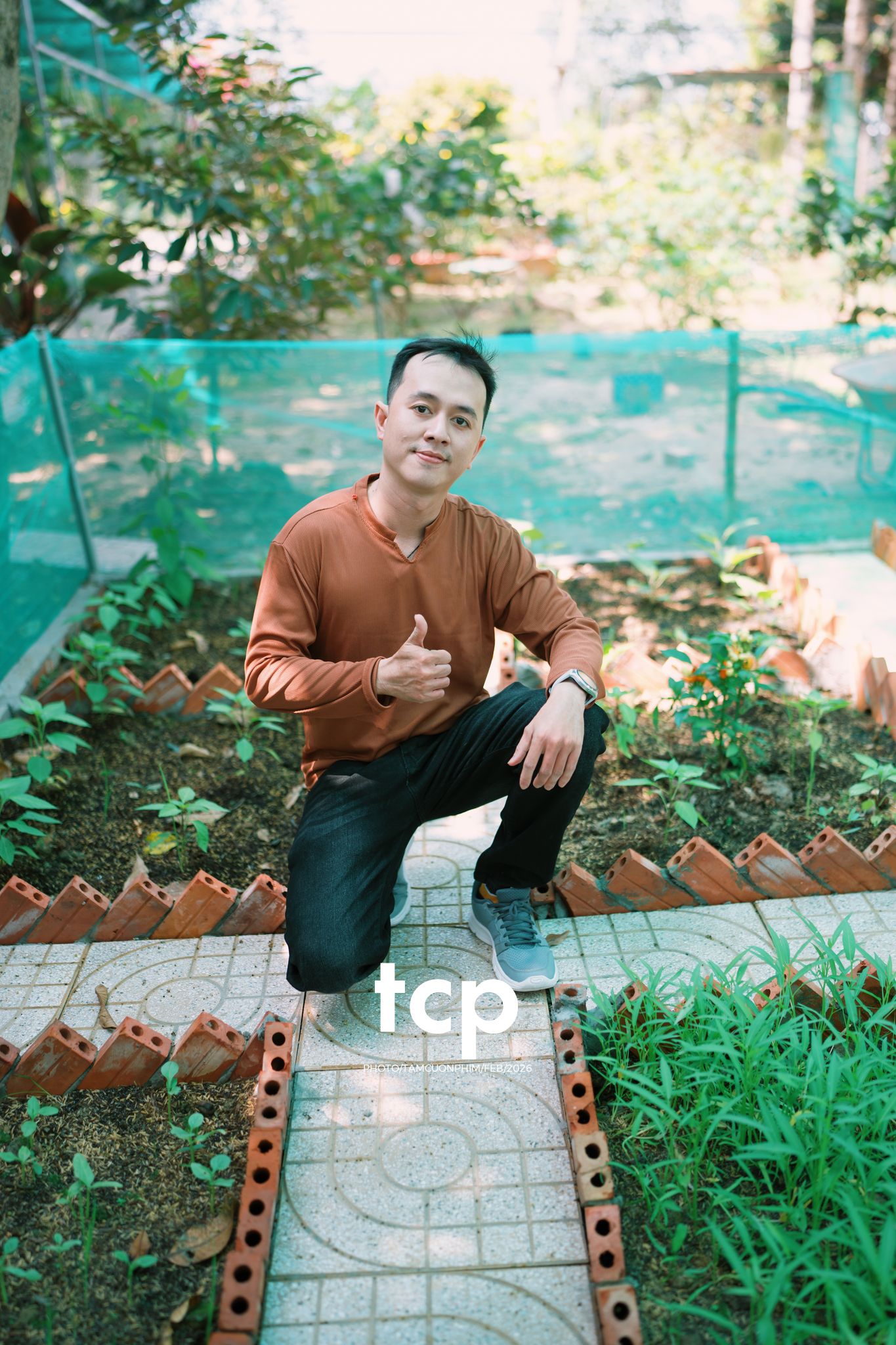 Tám Cuộn Phim - Vừa kịp lúc hoa nở rộ bên hiên nhà