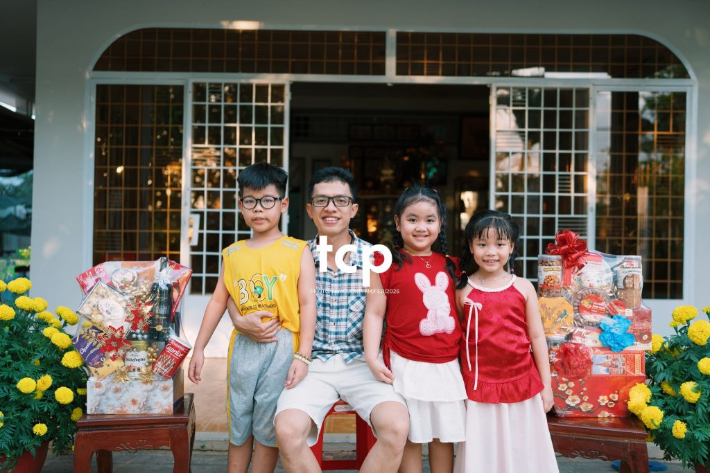 Tám Cuộn Phim - Vừa kịp lúc hoa nở rộ bên hiên nhà