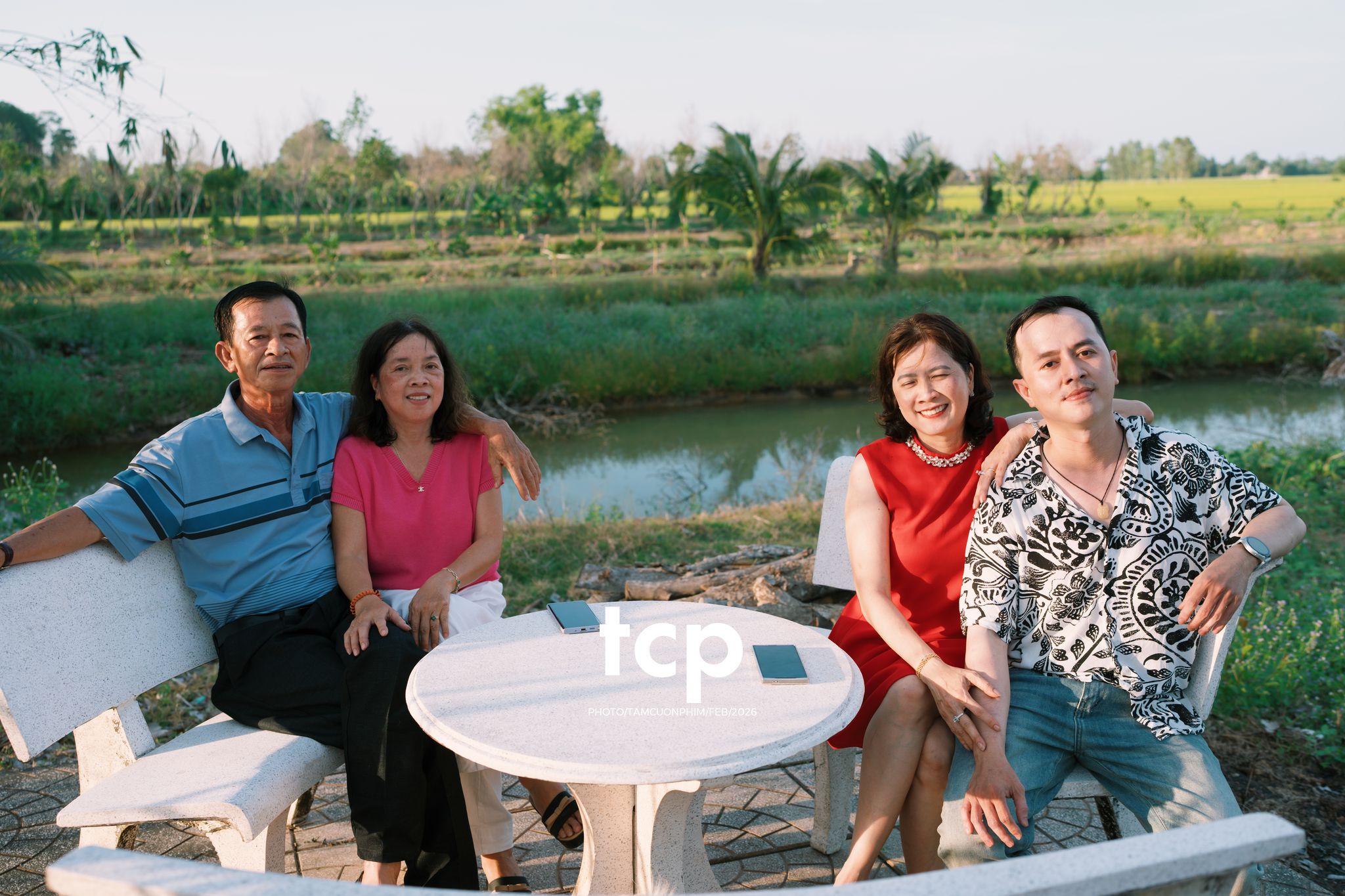 Tám Cuộn Phim - Vừa kịp lúc hoa nở rộ bên hiên nhà