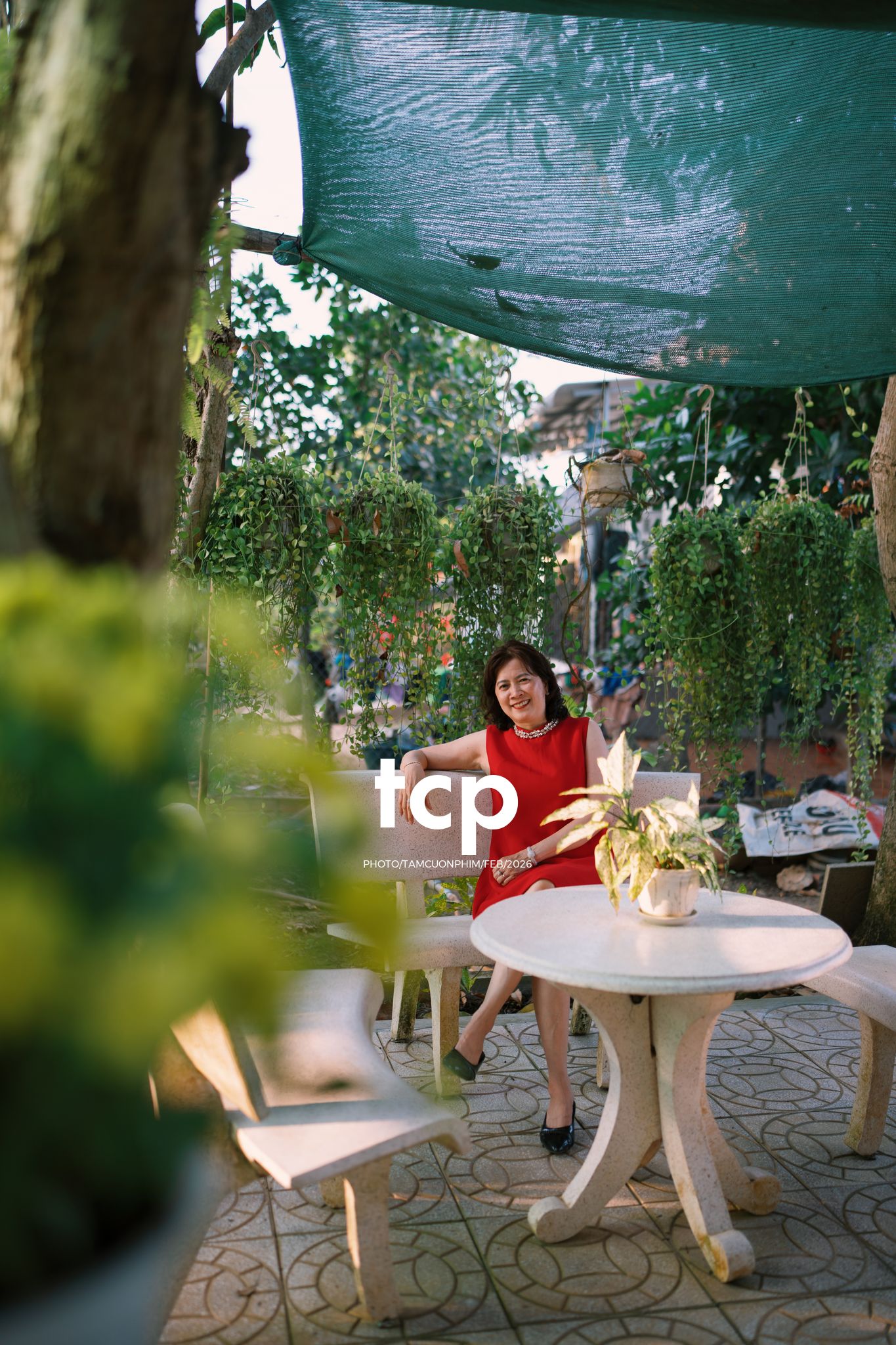 Tám Cuộn Phim - Vừa kịp lúc hoa nở rộ bên hiên nhà