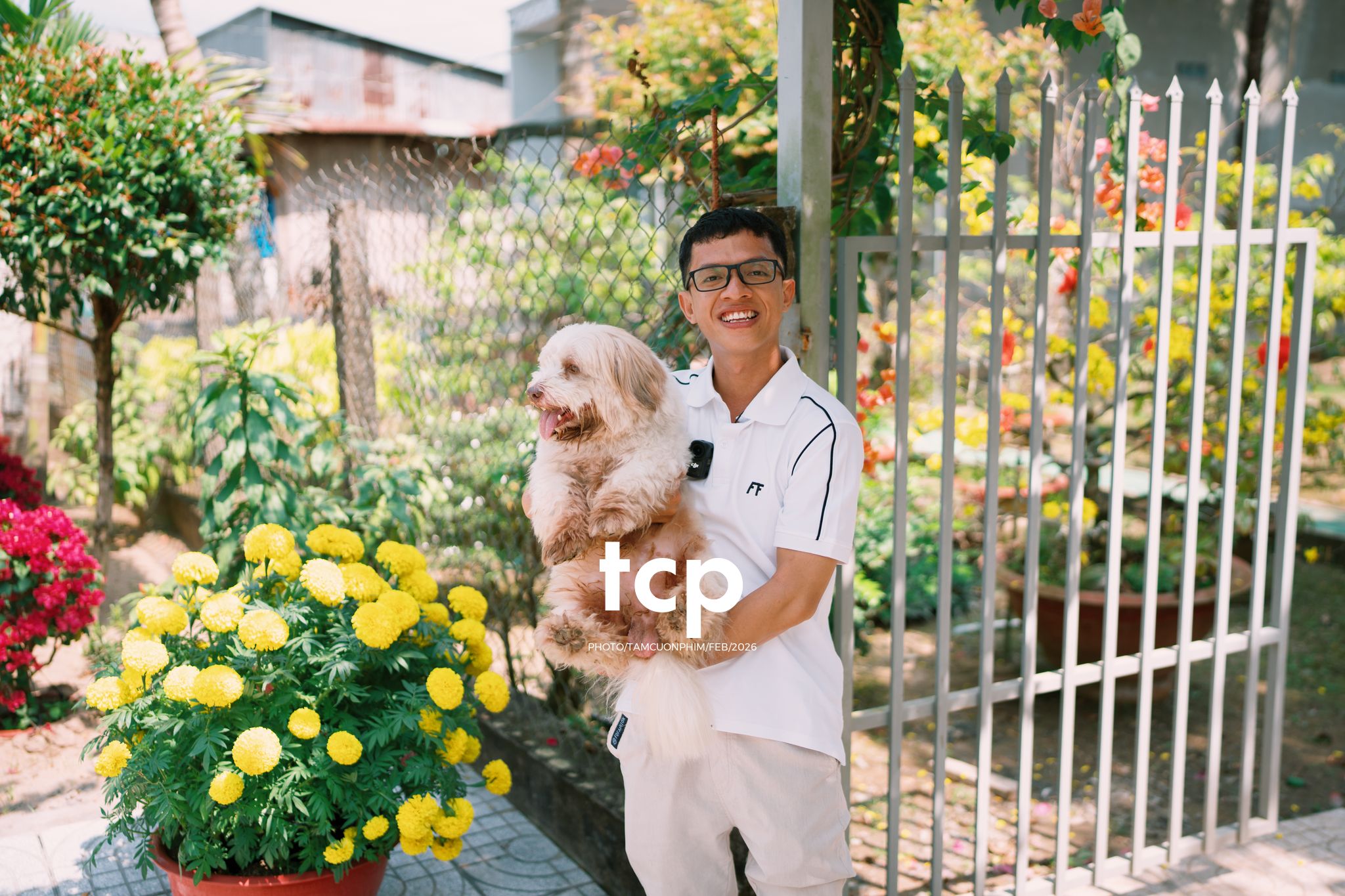 Tám Cuộn Phim - Vừa kịp lúc hoa nở rộ bên hiên nhà