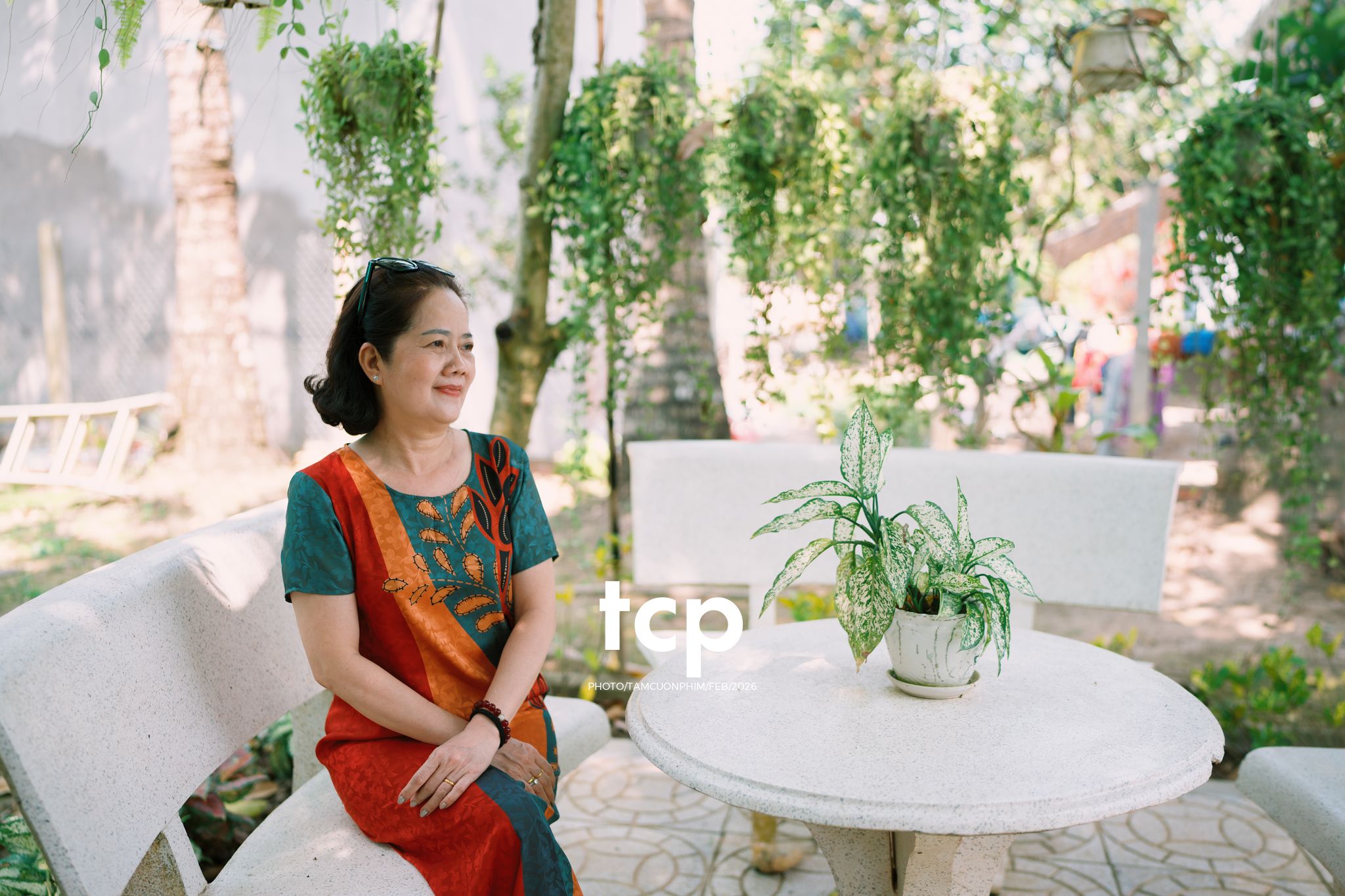 Tám Cuộn Phim - Vừa kịp lúc hoa nở rộ bên hiên nhà