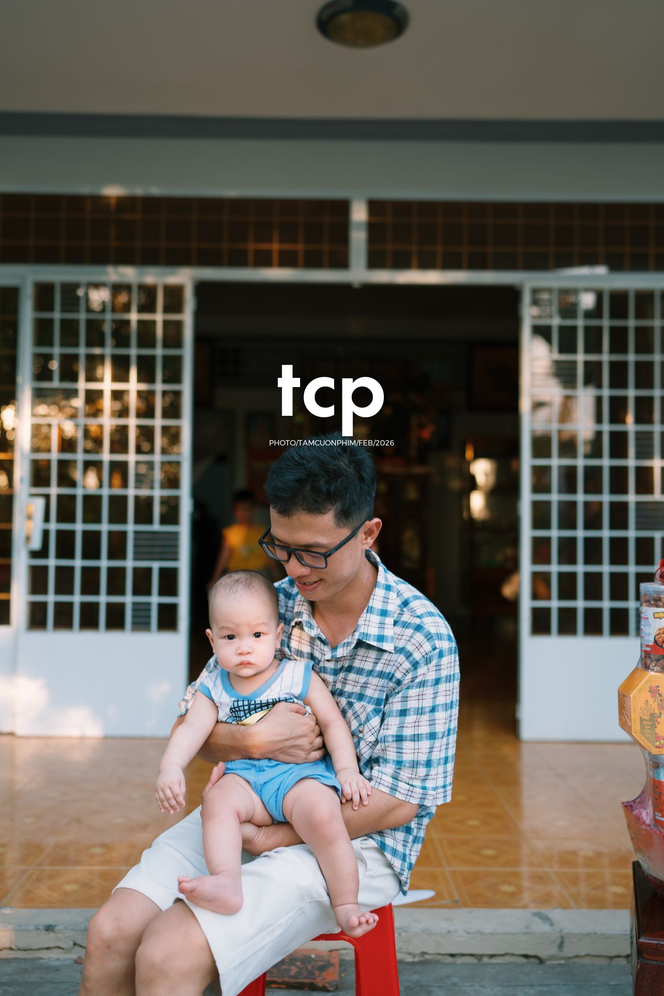 Tám Cuộn Phim - Vừa kịp lúc hoa nở rộ bên hiên nhà