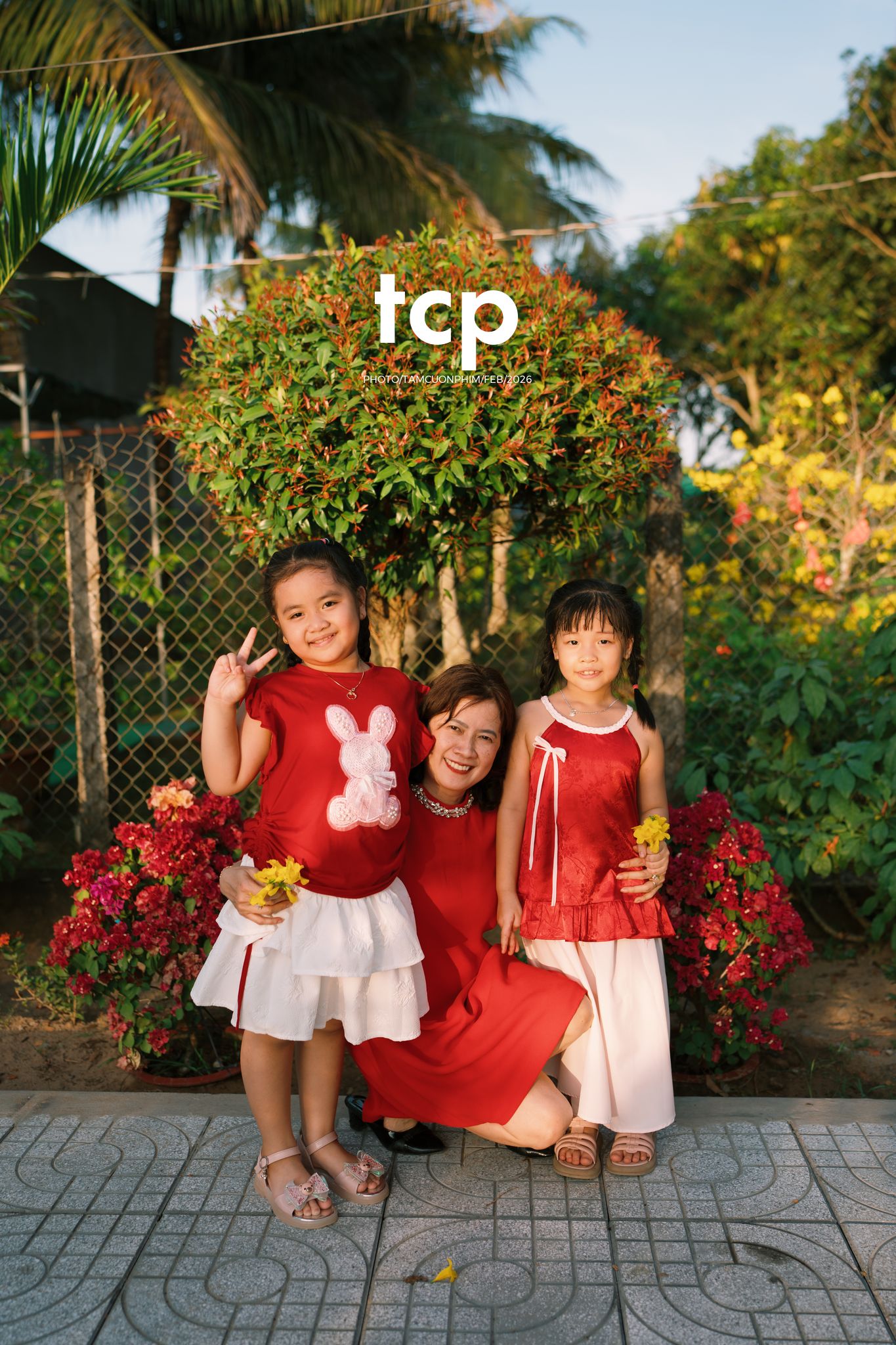 Tám Cuộn Phim - Vừa kịp lúc hoa nở rộ bên hiên nhà