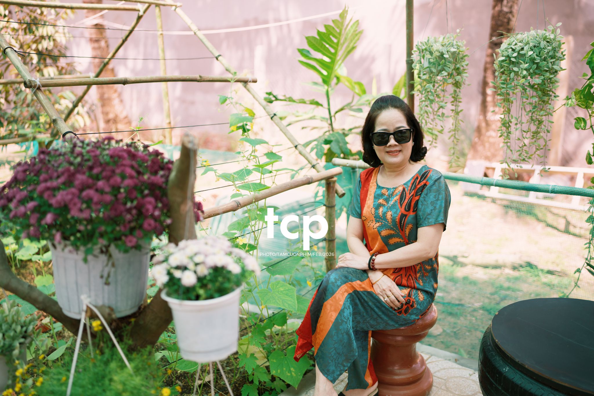 Tám Cuộn Phim - Vừa kịp lúc hoa nở rộ bên hiên nhà