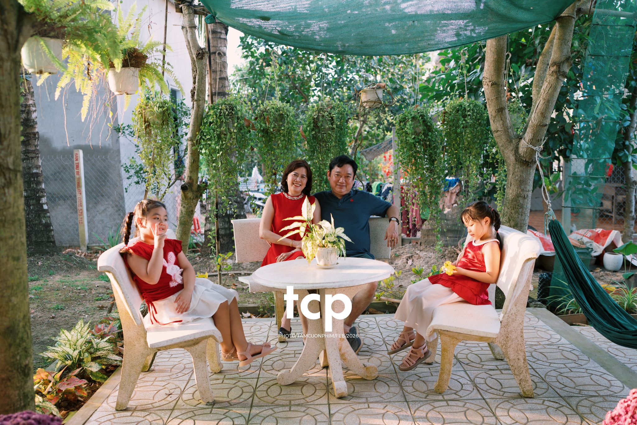 Tám Cuộn Phim - Vừa kịp lúc hoa nở rộ bên hiên nhà