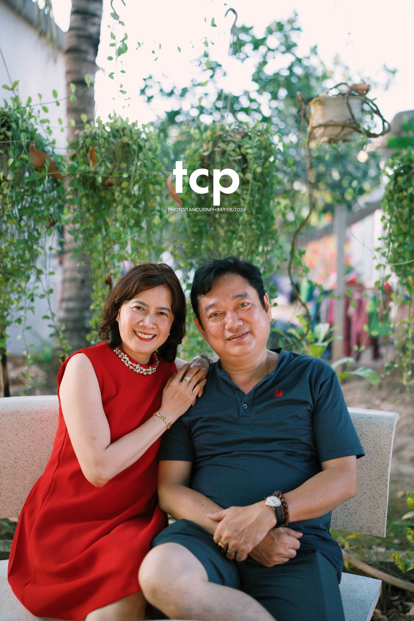 Tám Cuộn Phim - Vừa kịp lúc hoa nở rộ bên hiên nhà