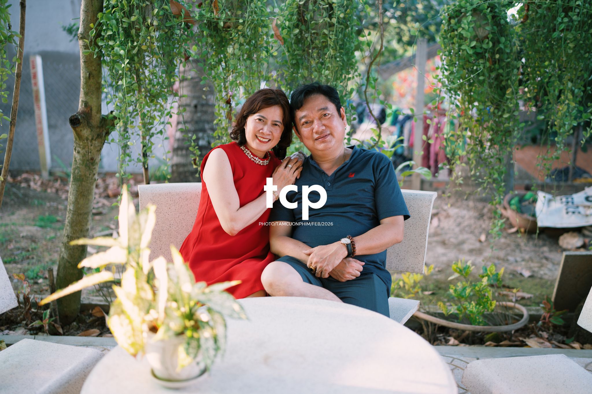 Tám Cuộn Phim - Vừa kịp lúc hoa nở rộ bên hiên nhà