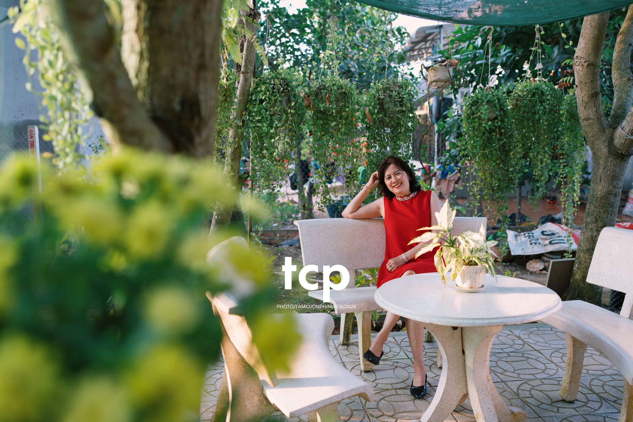 Tám Cuộn Phim - Vừa kịp lúc hoa nở rộ bên hiên nhà