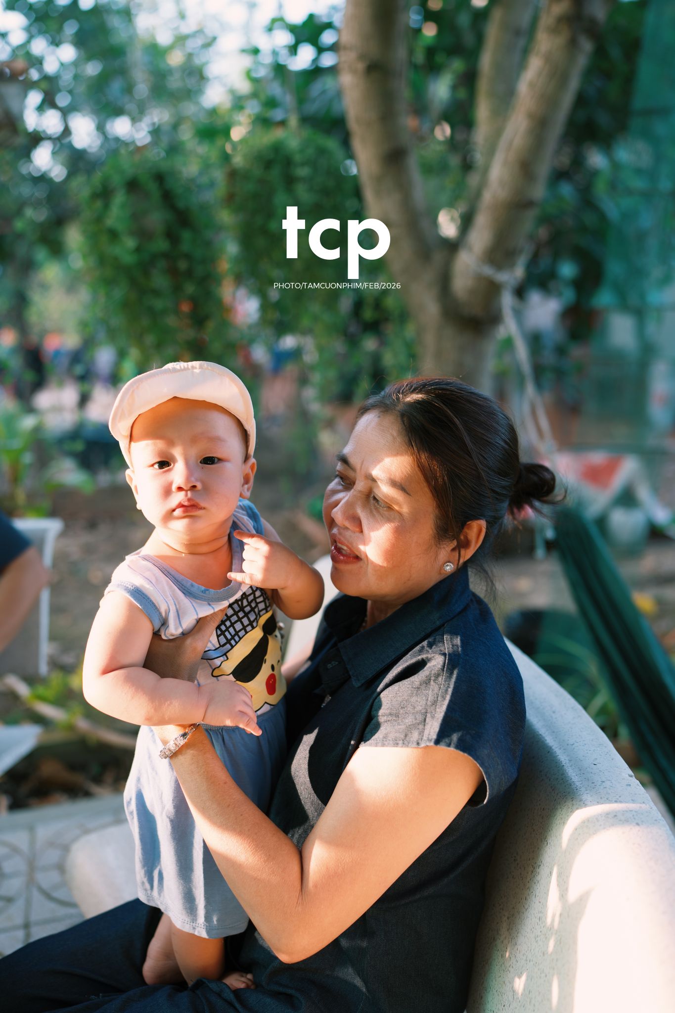 Tám Cuộn Phim - Vừa kịp lúc hoa nở rộ bên hiên nhà