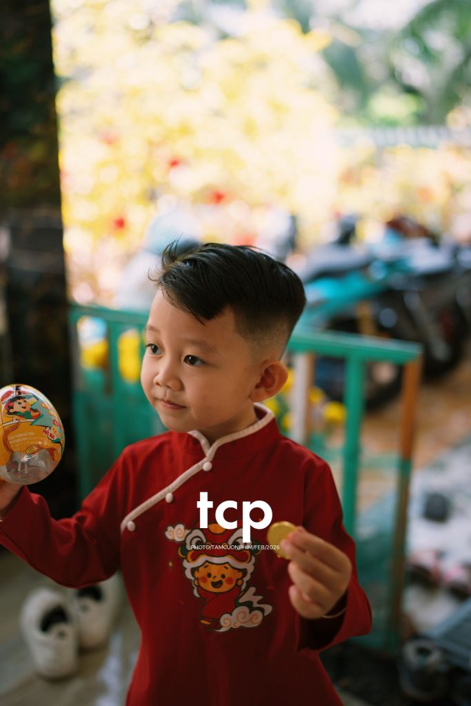 Tám Cuộn Phim - Sắc Vàng Trong Độ Phơi Sáng Miền Tây
