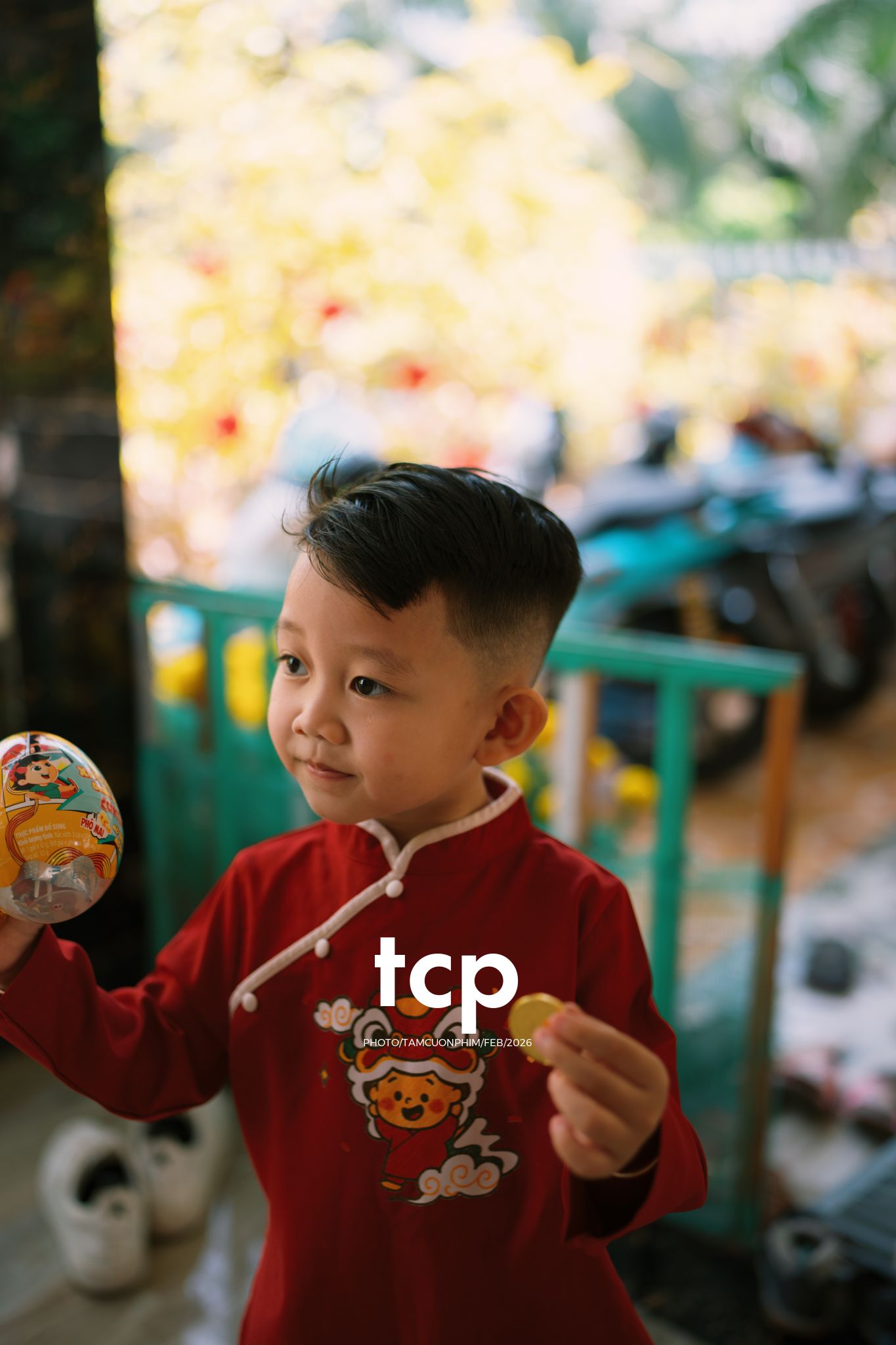 Tám Cuộn Phim - Sắc Vàng Trong Độ Phơi Sáng Miền Tây