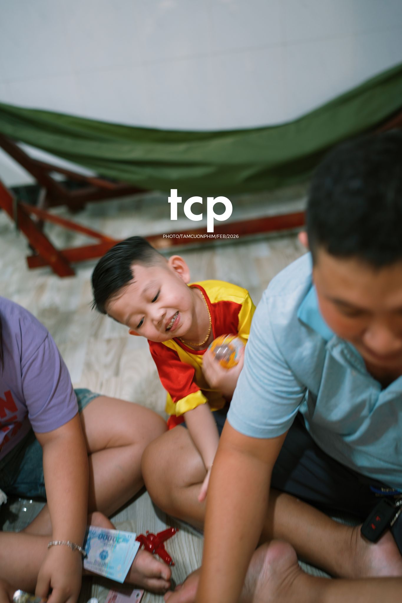 Tám Cuộn Phim - Sắc Vàng Trong Độ Phơi Sáng Miền Tây