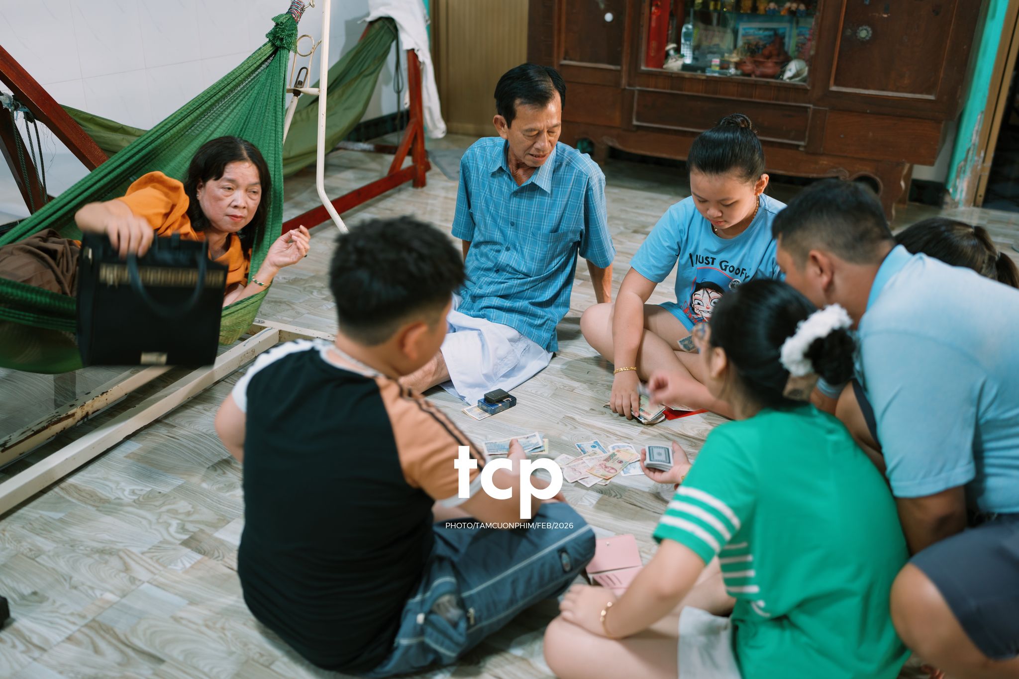 Tám Cuộn Phim - Sắc Vàng Trong Độ Phơi Sáng Miền Tây