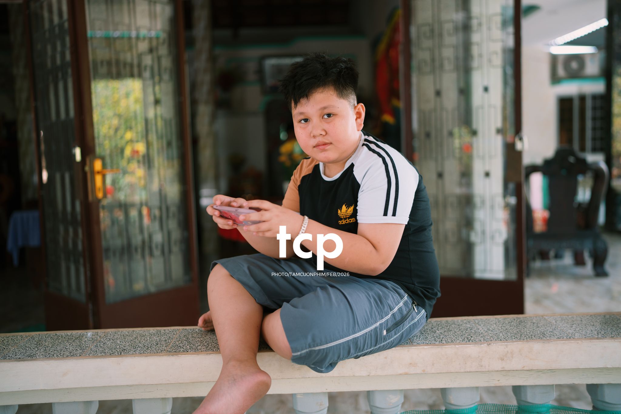 Tám Cuộn Phim - Sắc Vàng Trong Độ Phơi Sáng Miền Tây