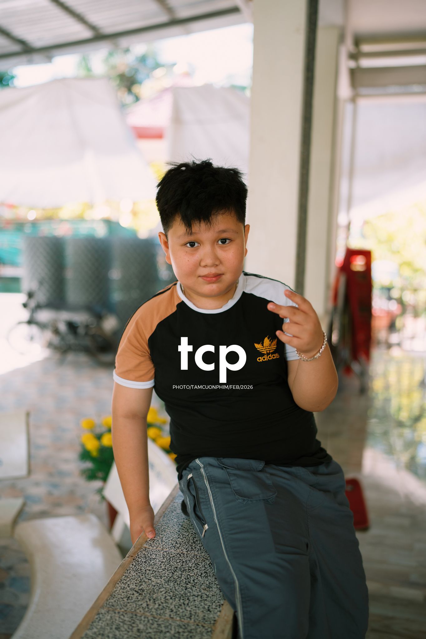 Tám Cuộn Phim - Sắc Vàng Trong Độ Phơi Sáng Miền Tây