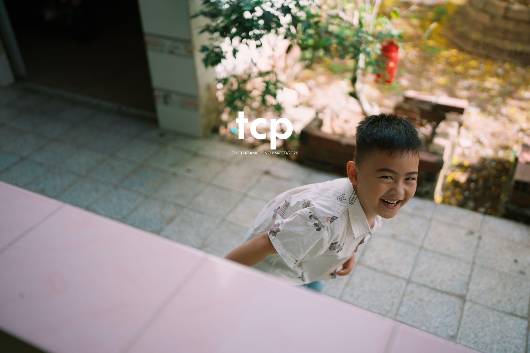 Tám Cuộn Phim - Sắc Vàng Trong Độ Phơi Sáng Miền Tây