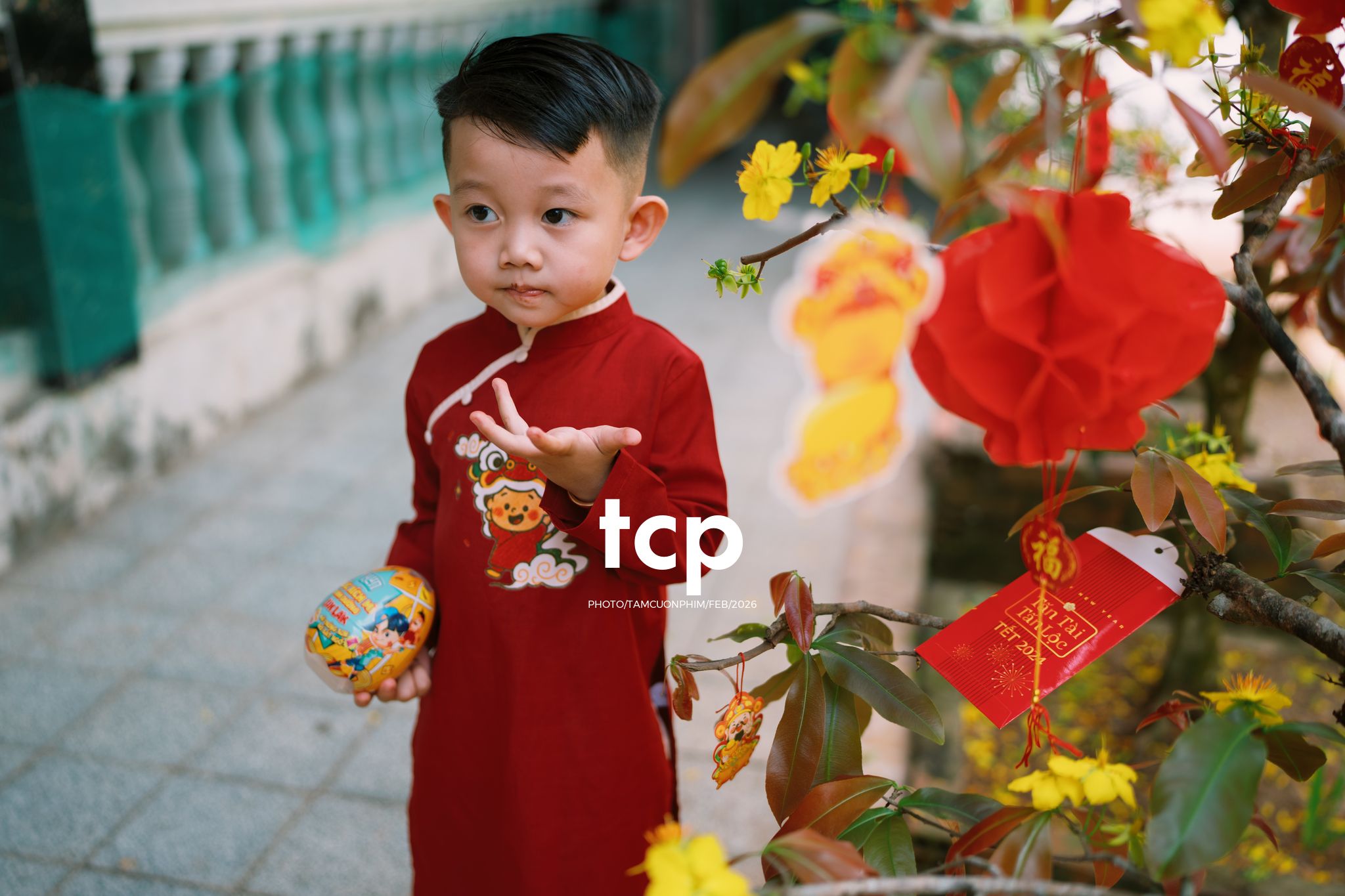 Tám Cuộn Phim - Sắc Vàng Trong Độ Phơi Sáng Miền Tây
