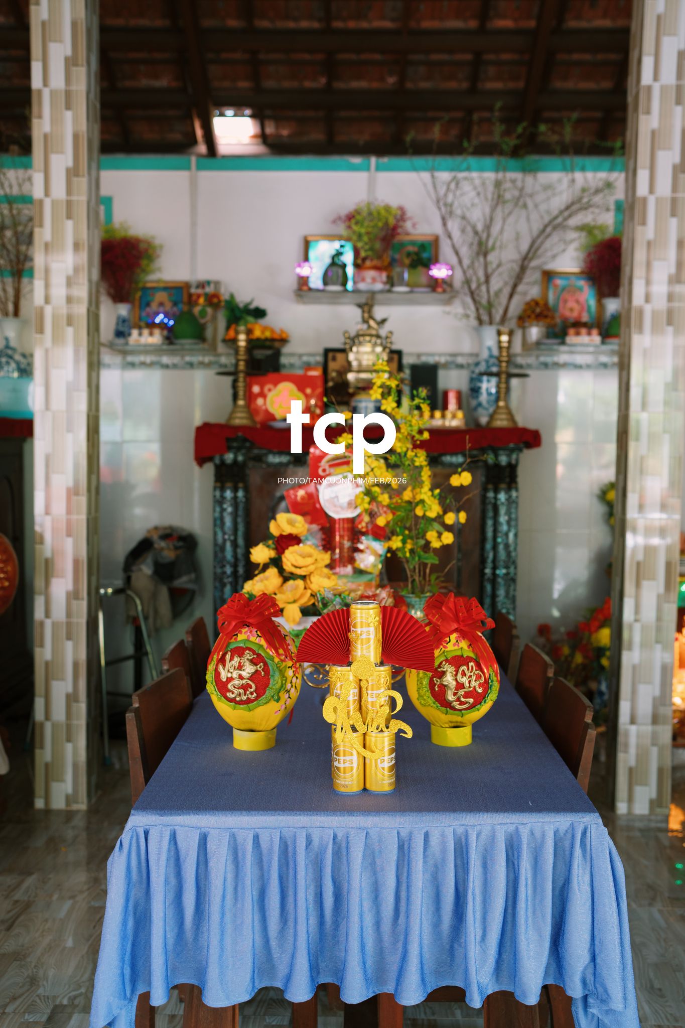 Tám Cuộn Phim - Sắc Vàng Trong Độ Phơi Sáng Miền Tây