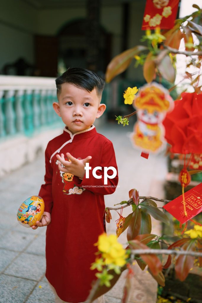 Tám Cuộn Phim - Sắc Vàng Trong Độ Phơi Sáng Miền Tây