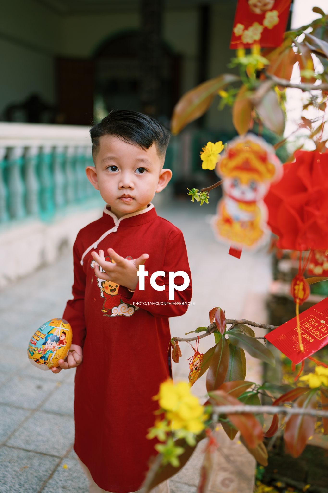 Tám Cuộn Phim - Sắc Vàng Trong Độ Phơi Sáng Miền Tây