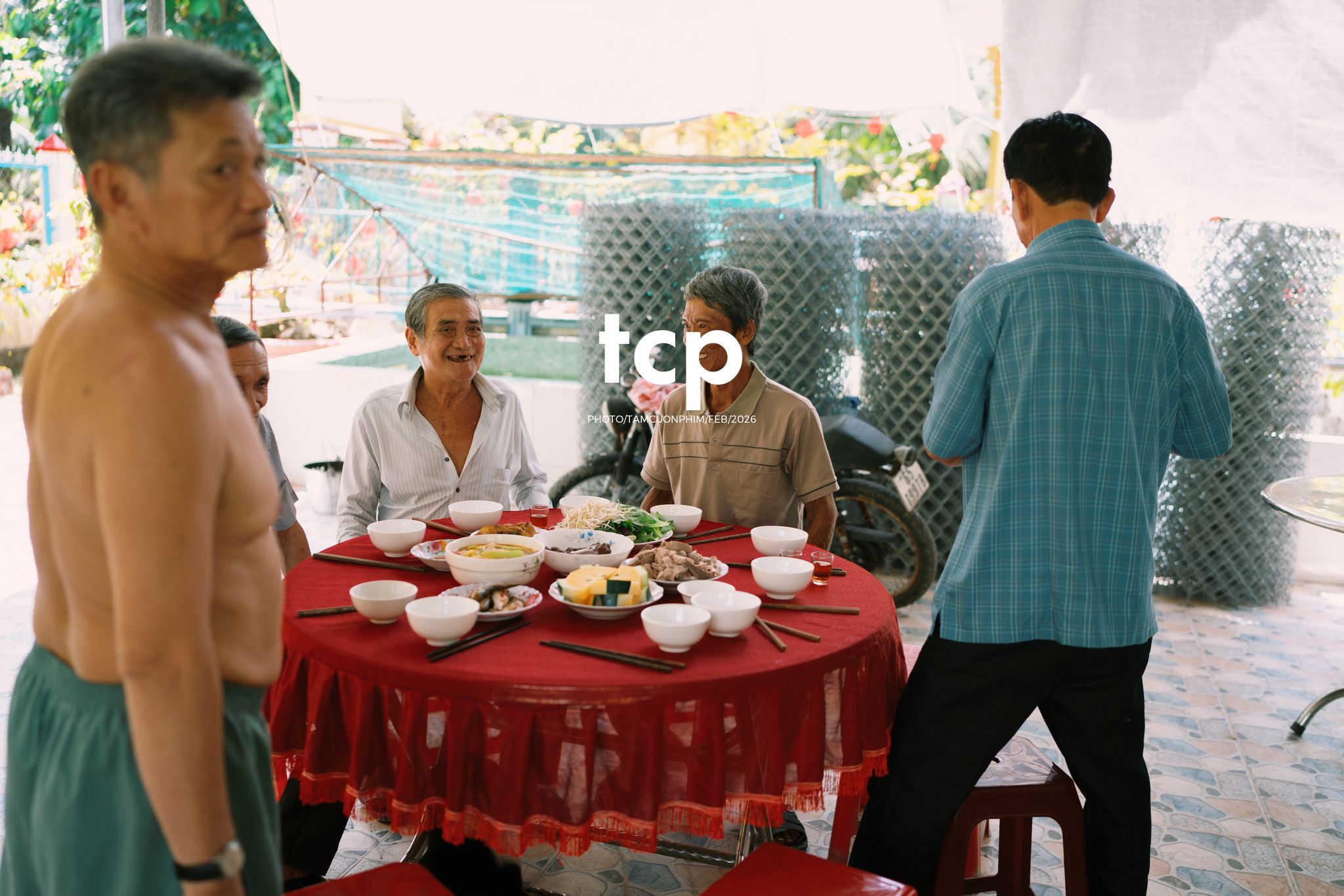 Tám Cuộn Phim - Sắc Vàng Trong Độ Phơi Sáng Miền Tây