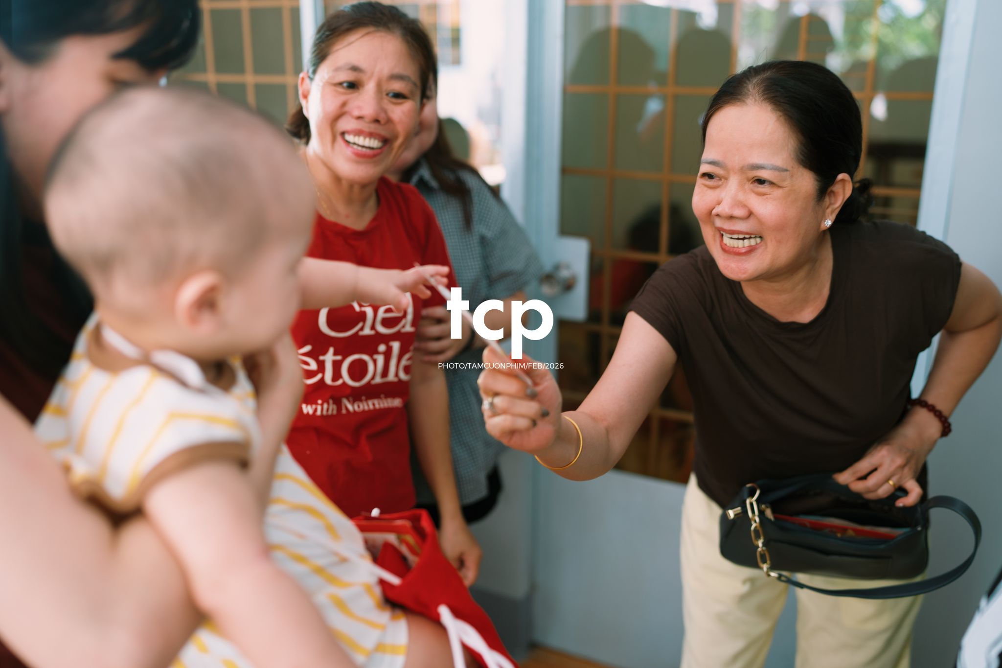 Tám Cuộn Phim - Còn gì ấm áp hơn nụ cười của cả nhà ngày đầu năm?