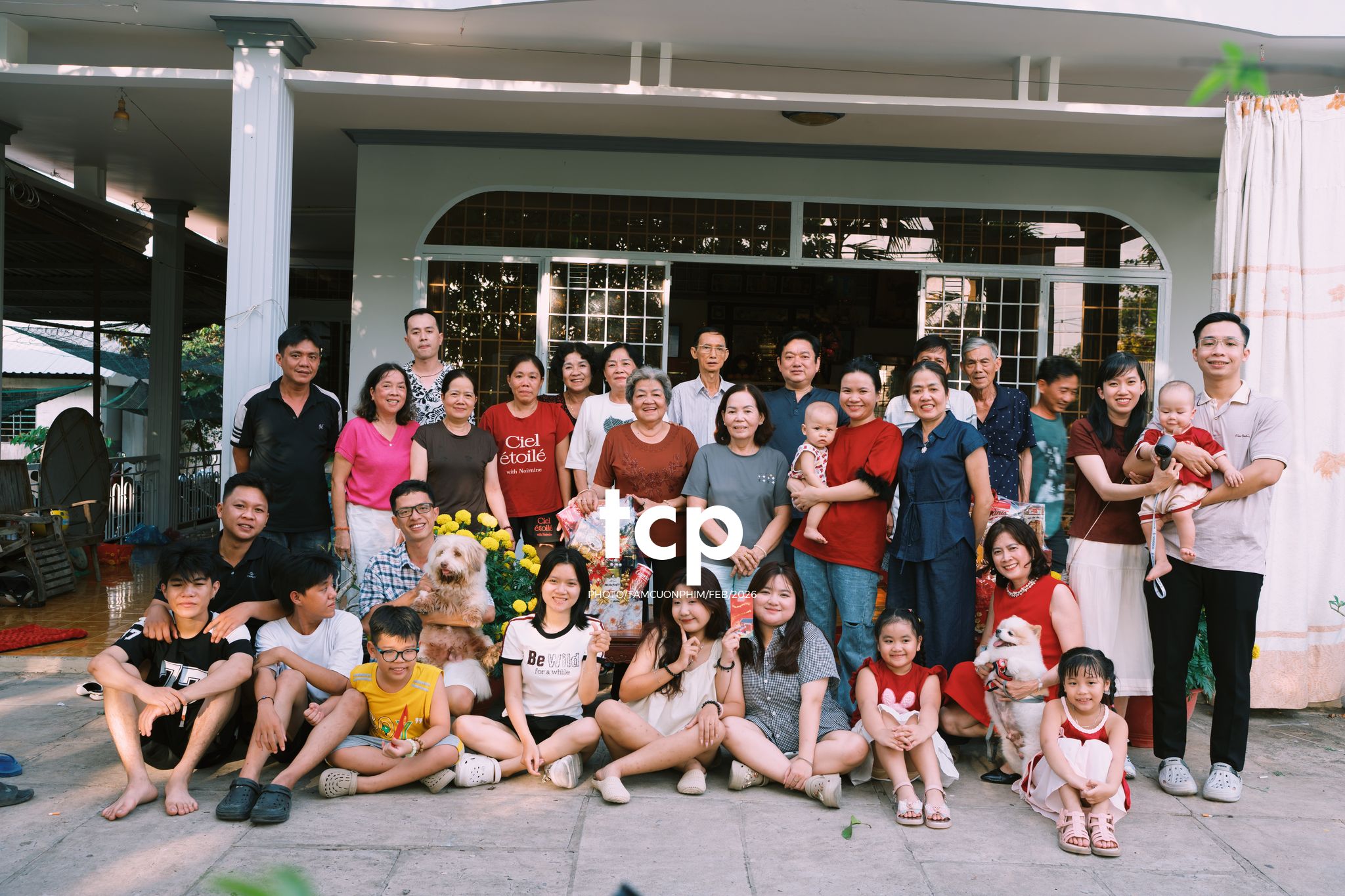 Tám Cuộn Phim - Còn gì ấm áp hơn nụ cười của cả nhà ngày đầu năm?