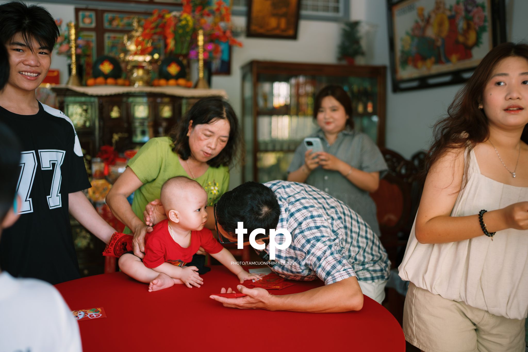 Tám Cuộn Phim - Còn gì ấm áp hơn nụ cười của cả nhà ngày đầu năm?