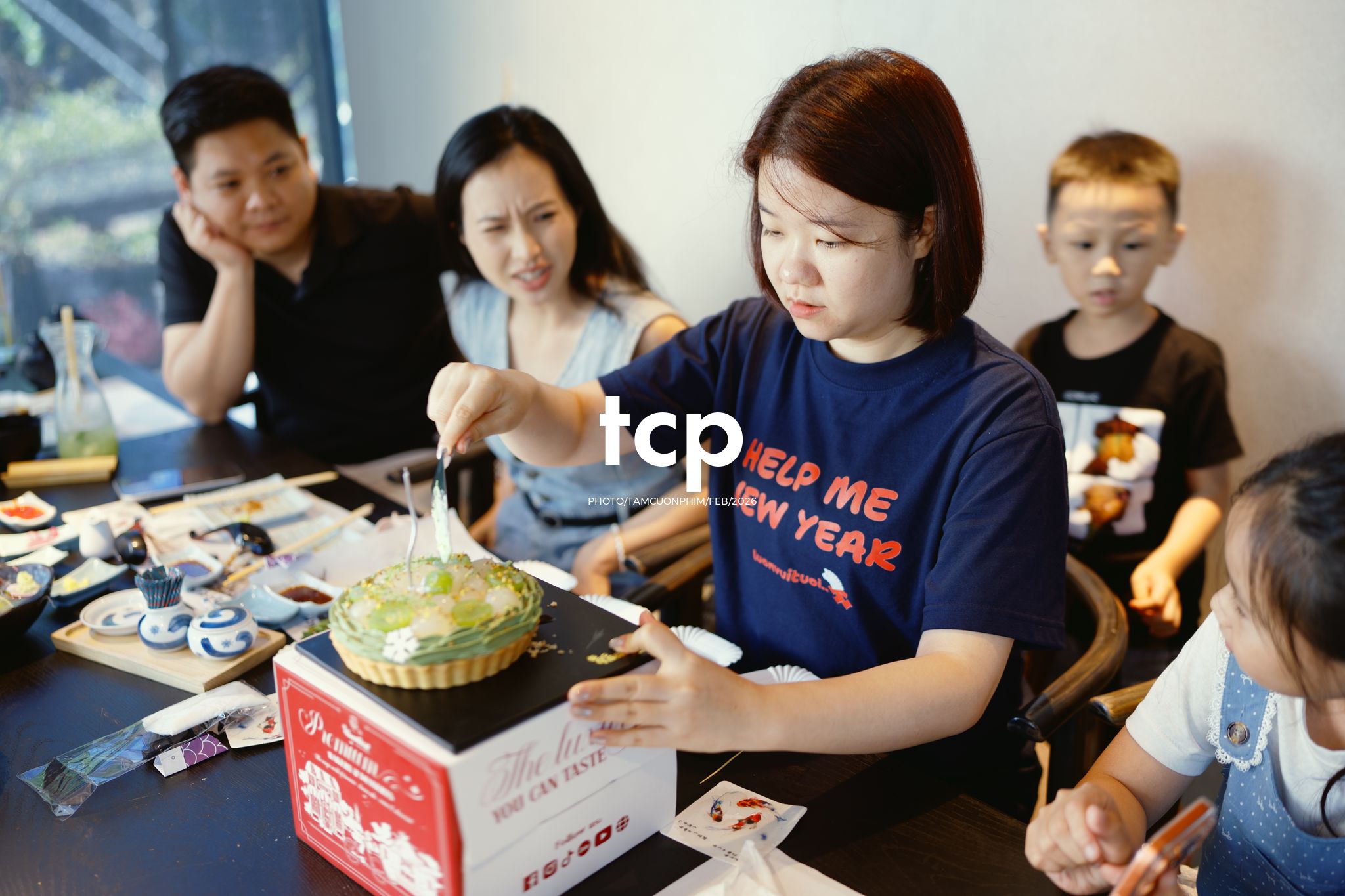 Tám Cuộn Phim - Hơi ấm buổi tiệc thân mật