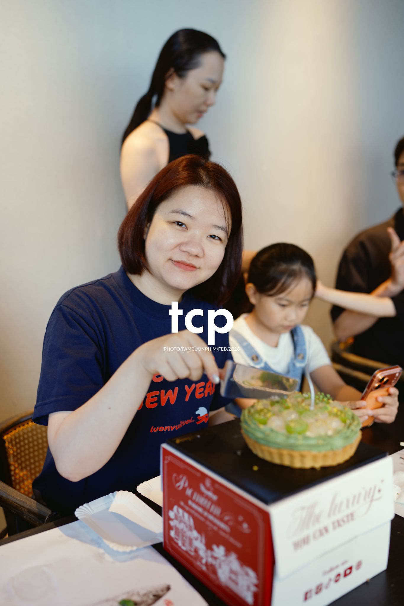 Tám Cuộn Phim - Hơi ấm buổi tiệc thân mật