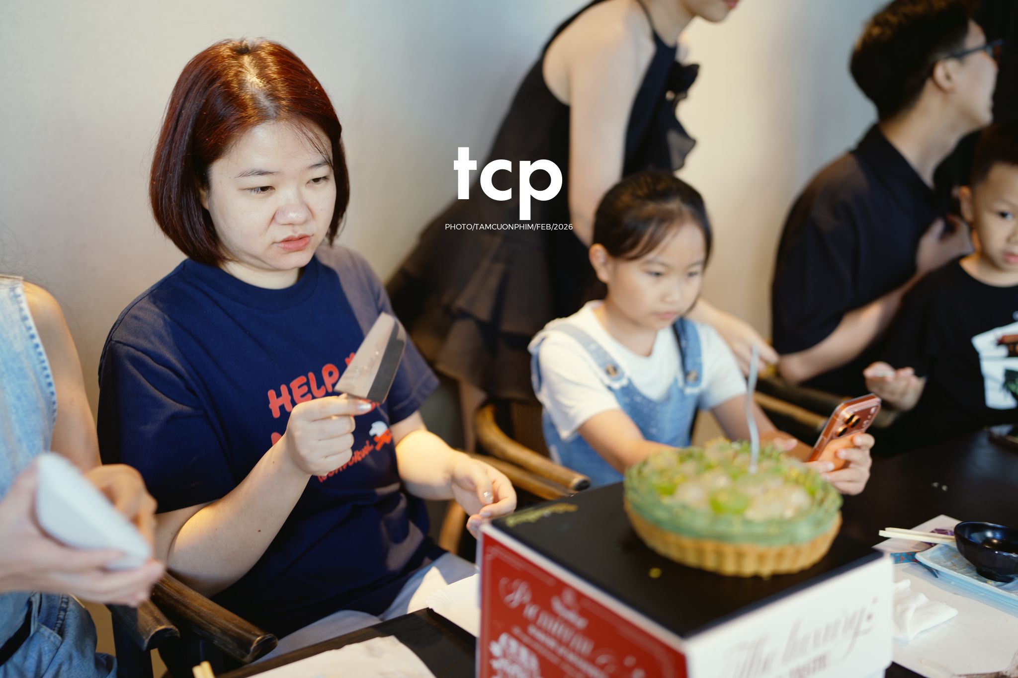 Tám Cuộn Phim - Hơi ấm buổi tiệc thân mật