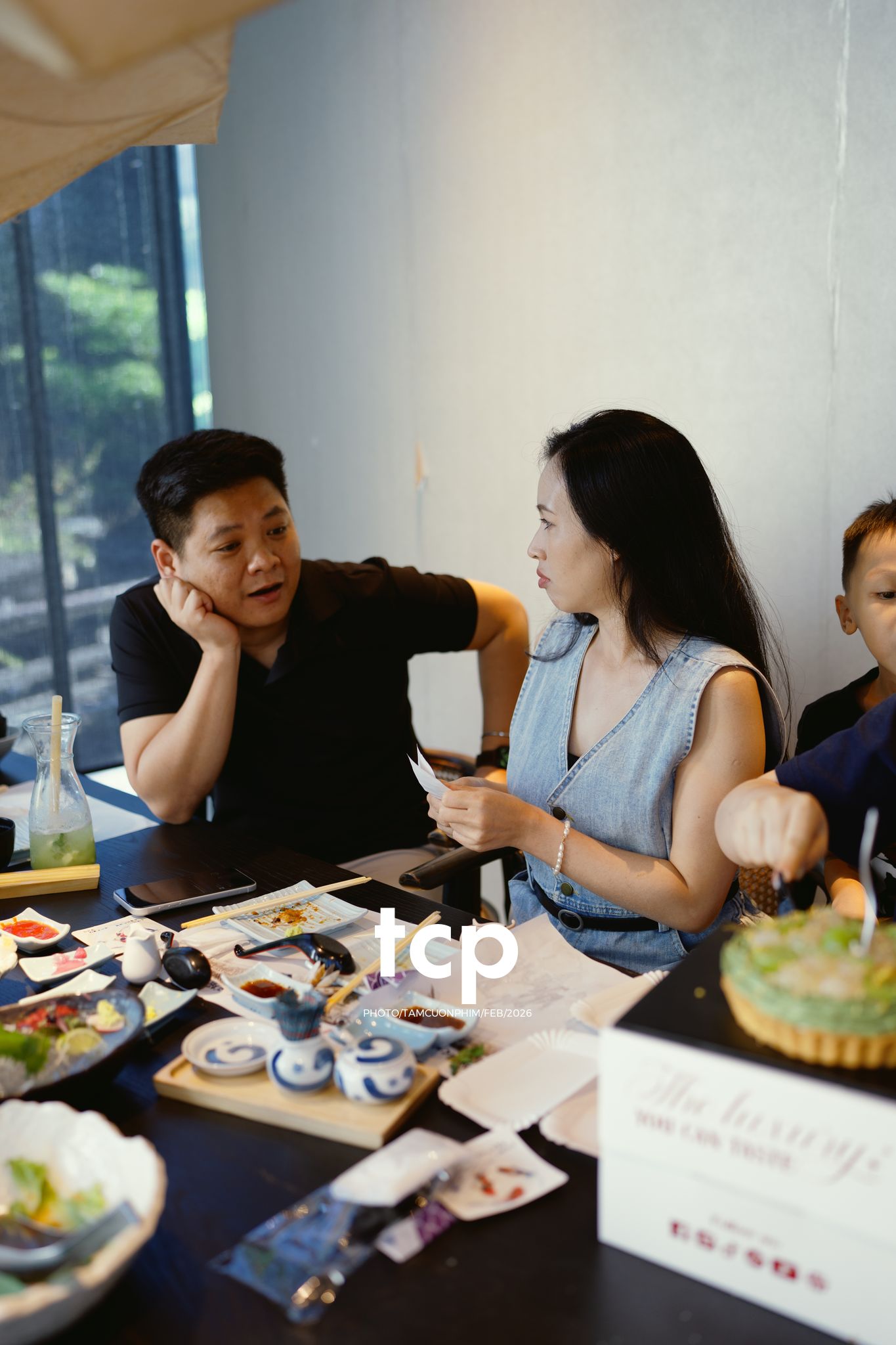 Tám Cuộn Phim - Hơi ấm buổi tiệc thân mật