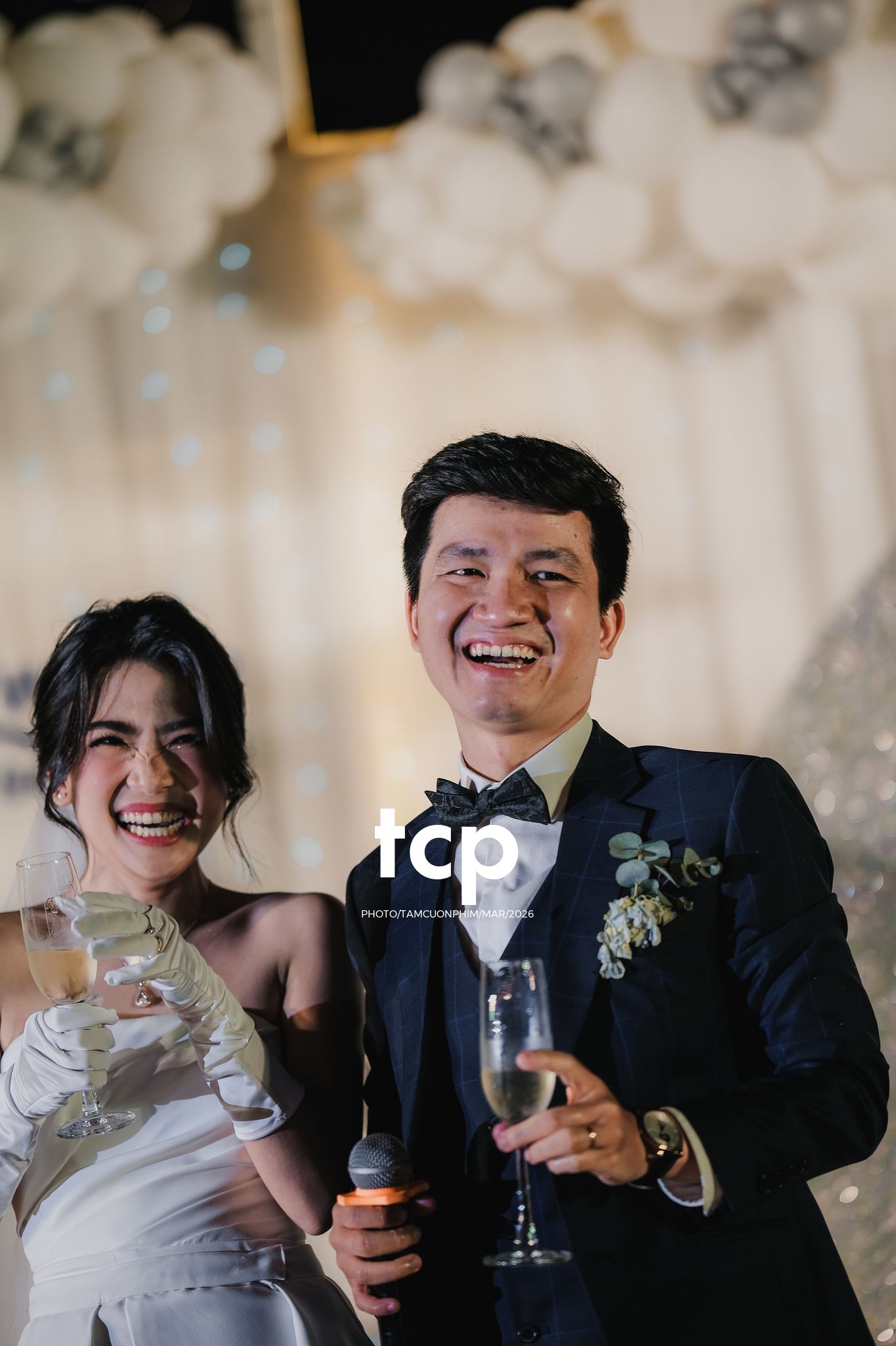 Tám Cuộn Phim - Ai mà chẳng thấy rung động trước những nụ cười hạnh phúc trong ngày trọng đại nhất đời mình chứ?