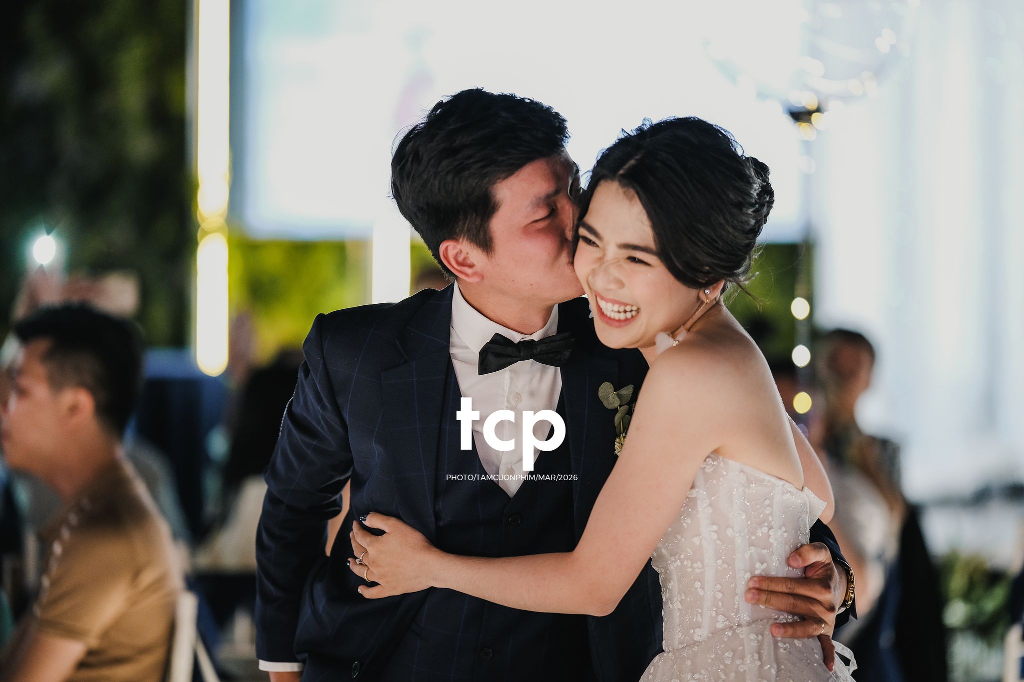 Tám Cuộn Phim - Ai mà chẳng thấy rung động trước những nụ cười hạnh phúc trong ngày trọng đại nhất đời mình chứ?